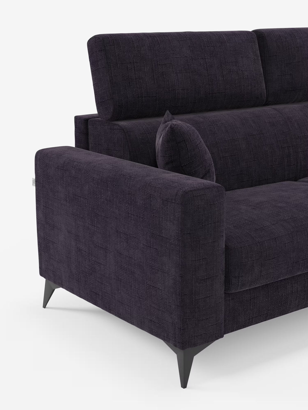 Un divano letto matrimoniale Pegaso contemporaneo di colore viola scuro di Divani.Store, rivestito in tessuto jacquard lavabile T22 con finitura testurizzata, caratterizzato da gambe angolate nere, braccioli squadrati e un cuscino decorativo coordinato. Immagine su sfondo bianco in cui sono visibili solo il lato sinistro e parte dello schienale di questo elegante divano moderno.