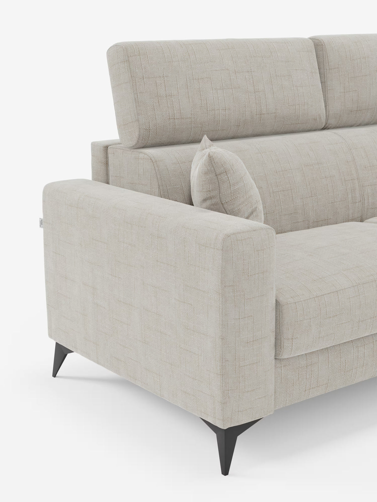 Il divano letto matrimoniale Pegaso di Divani.Store è caratterizzato da un rivestimento in jacquard T22 testurizzato e antimacchia color beige, braccioli squadrati, gambe nere angolate, poggiatesta reclinabili regolabili e un cuscino coordinato. Questo divano moderno si distingue per le linee pulite e lo stile contemporaneo su uno sfondo bianco a tinta unita.