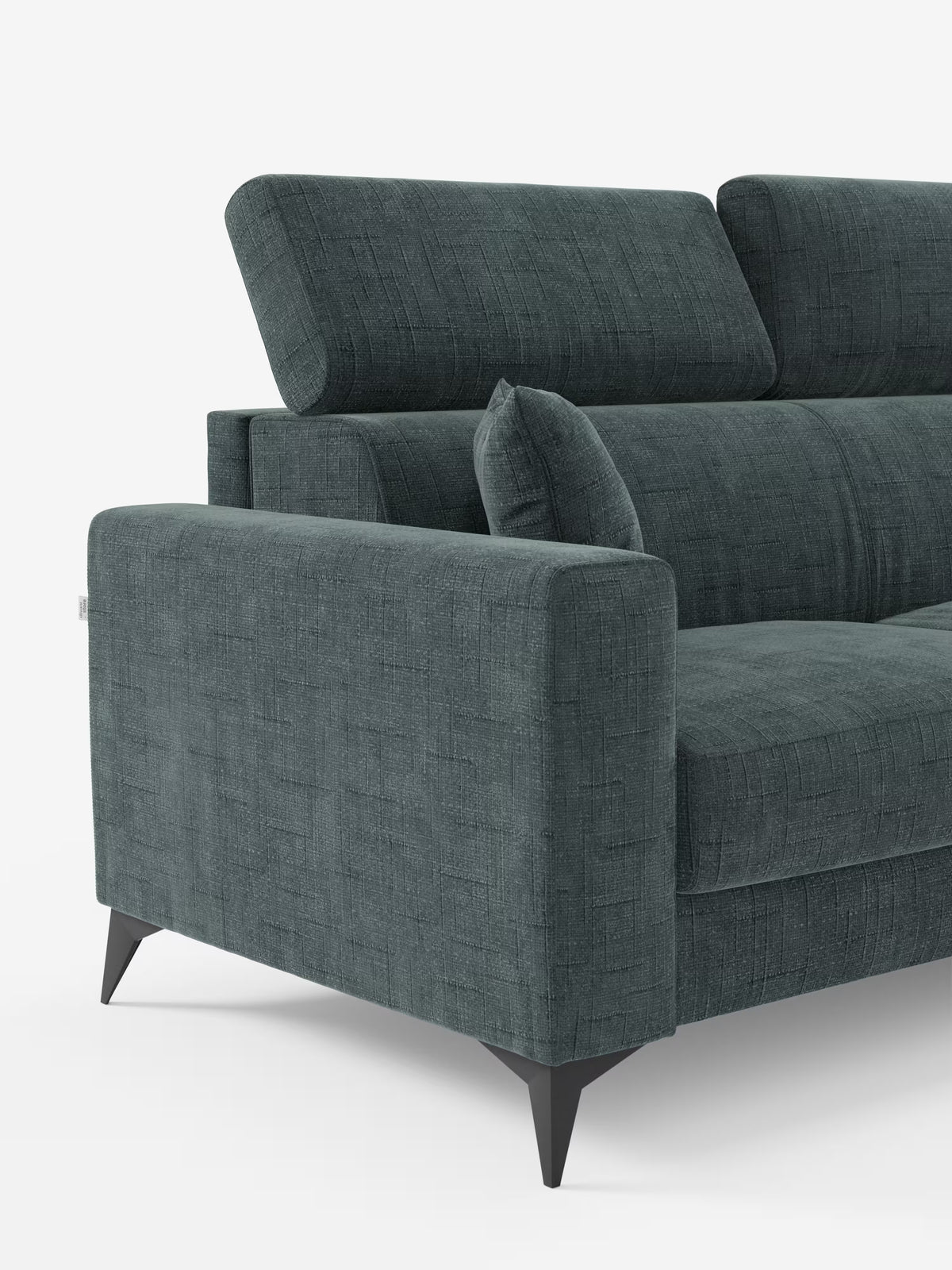 Il divano letto angolare Pegaso di Divani.Store si distingue per il suo design contemporaneo, con rivestimento in tessuto jacquard T22 verde scuro sfoderabile, gambe angolari nere e poggiatesta reclinabili regolabili. La sua seduta profonda è completata da un cuscino quadrato abbinato e da una spaziosa penisola con vano contenitore integrato, che offre comfort e versatilità. La delicata trama del rivestimento aggiunge un tocco di eleganza, mentre lo sfondo bianco a tinta unita mette in risalto il lato