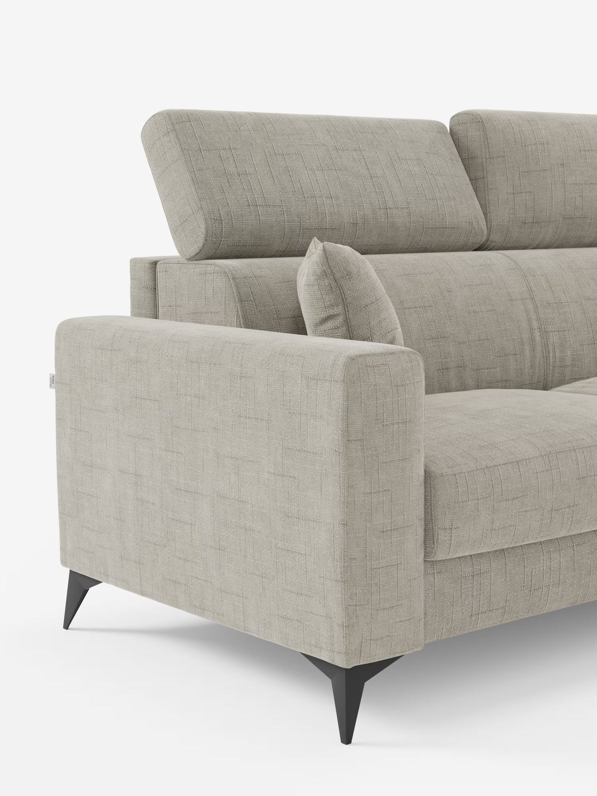 Il divano letto angolare Pegaso con poggiatesta reclinabili e penisola contenitore in tessuto jacquard smacchiabile T22 di Divani.Store è un divano contemporaneo in tessuto beige con motivo jacquard a trama, caratterizzato da gambe angolari nere, ampi braccioli, poggiatesta regolabili e un cuscino abbinato. Questo elegante complemento d'arredo è esposto su uno sfondo bianco a tinta unita.