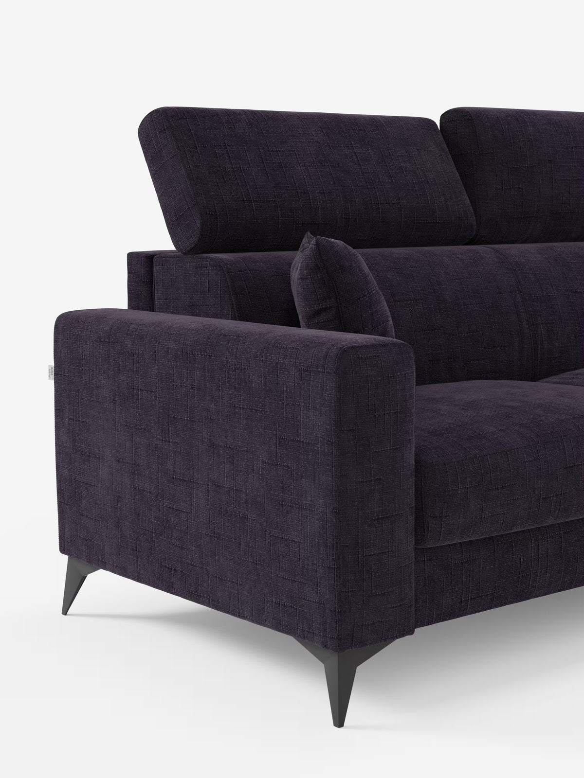 Vi presentiamo il divano letto angolare Pegaso di Divani.Store: un divano elegante e moderno in viola intenso, realizzato con tessuto jacquard T22 testurizzato e resistente alle macchie. Questo modello contemporaneo presenta braccioli squadrati, eleganti gambe nere angolate e poggiatesta reclinabili regolabili per un comfort personalizzato. Un cuscino quadrato abbinato ne completa l’aspetto armonioso. Progettato con linee pulite e grande stile, il modello Pegaso include anche una pratica chaise longue a