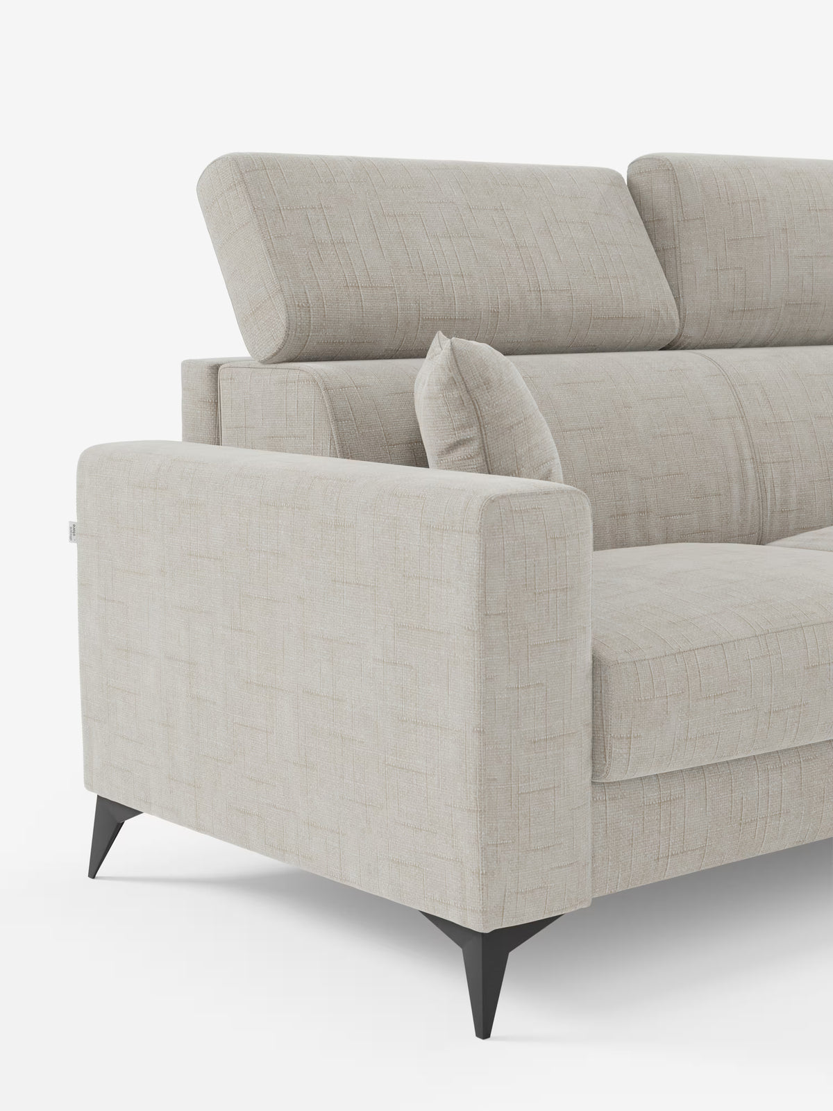 Il divano letto angolare Pegaso di Divani.Store è rivestito in tessuto jacquard T22 smacchiabile color beige, impreziosito da un delicato motivo a trama. Questo divano dal design elegante presenta gambe affusolate nere, una chaise longue con vano portaoggetti integrato, poggiatesta regolabili ed è corredato da un cuscino decorativo abbinato. Presentato su uno sfondo bianco a tinta unita.