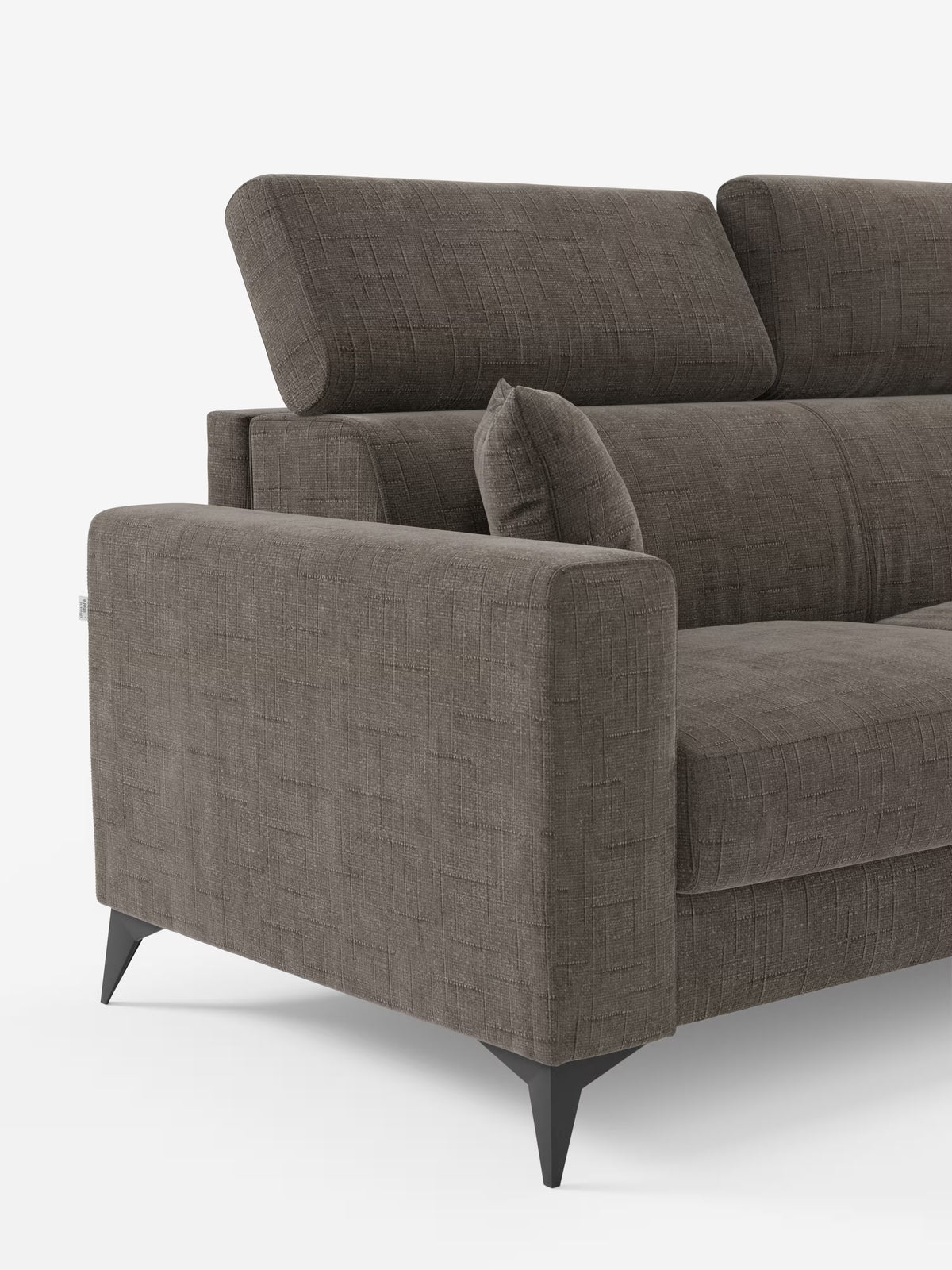 Il divano letto angolare Pegaso di Divani.Store è un moderno divano componibile rivestito in tessuto jacquard marrone, caratterizzato da gambe angolari nere, rivestimento testurizzato, morbidi cuscini di seduta e schienale, poggiatesta reclinabili regolabili e un cuscino decorativo abbinato. Raffigurato su uno sfondo bianco con solo il lato sinistro visibile, questo versatile divano include una pratica chaise longue contenitore che offre comode soluzioni di stivaggio.