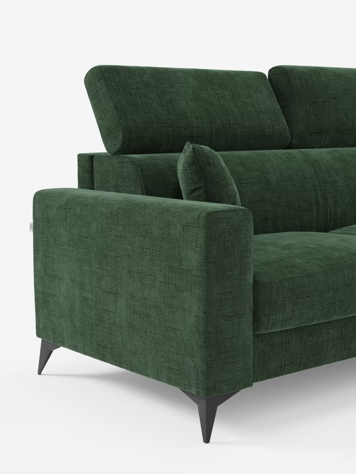 Il divano letto angolare Pegaso di Divani.Store si distingue per il tessuto jacquard verde in stile contemporaneo, con poggiatesta reclinabili e braccioli sottili, valorizzato da linee pulite e gambe nere angolate. Presentato su uno sfondo bianco, questo versatile divano include un cuscino coordinato e un rivestimento T22 testurizzato e resistente alle macchie. Dotato di una pratica chaise longue contenitore (penisola contenitore), offre il massimo in termini di comfort e spazio contenitivo, rendendolo la