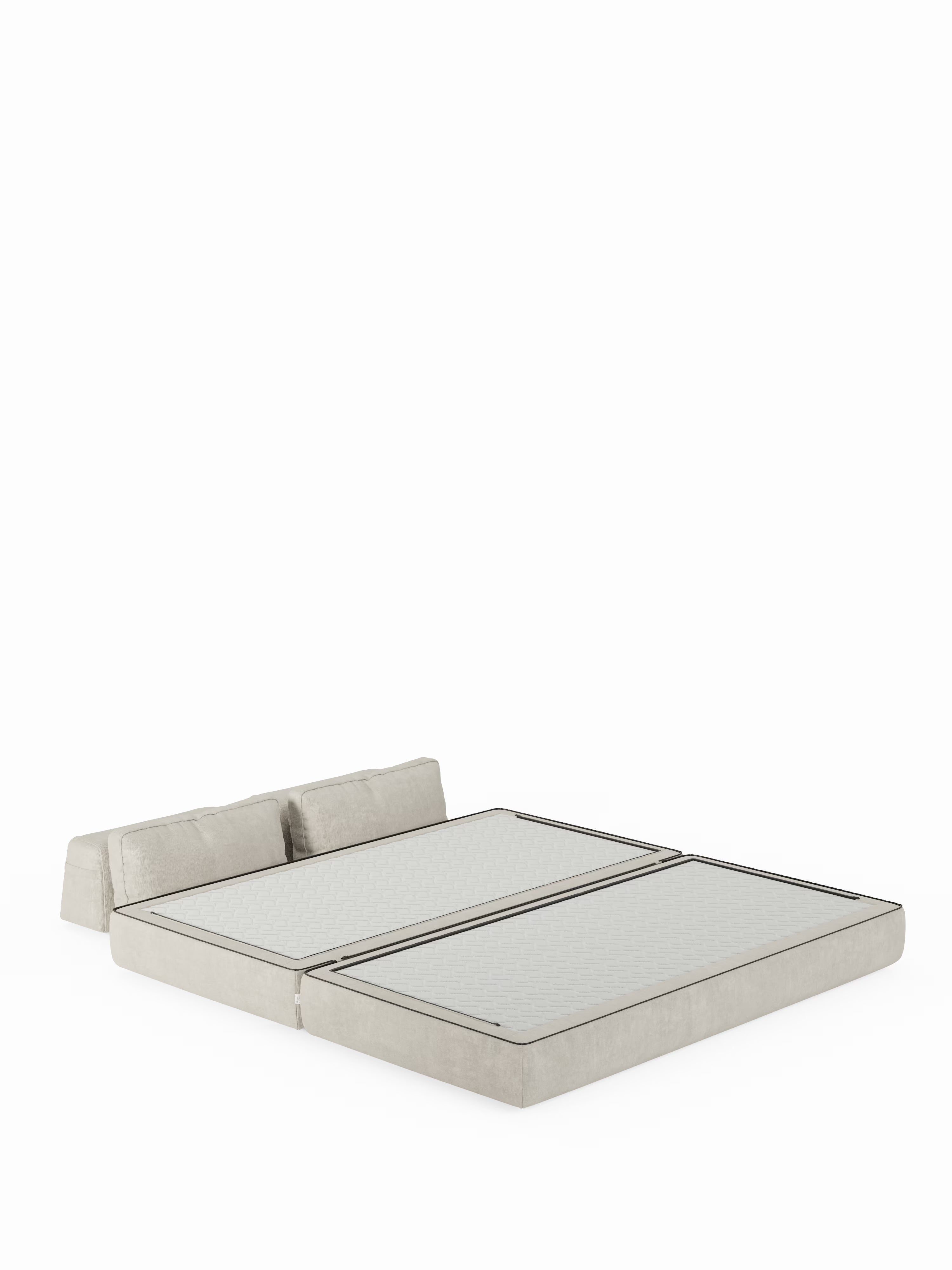 Il divano letto matrimoniale a 2 posti Divani.Store Rift con schienali mobili è raffigurato completamente aperto, rivelando un’ampia superficie piana su cui dormire. Il materasso in memory foam T31, alto 22 cm, presenta cuciture a vista che lo suddividono in sezioni, mentre due cuscini dello schienale completano il design moderno in beige chiaro. Sullo sfondo bianco a tinta unita, lo stile minimalista di questo divano letto risalta in modo particolare.
