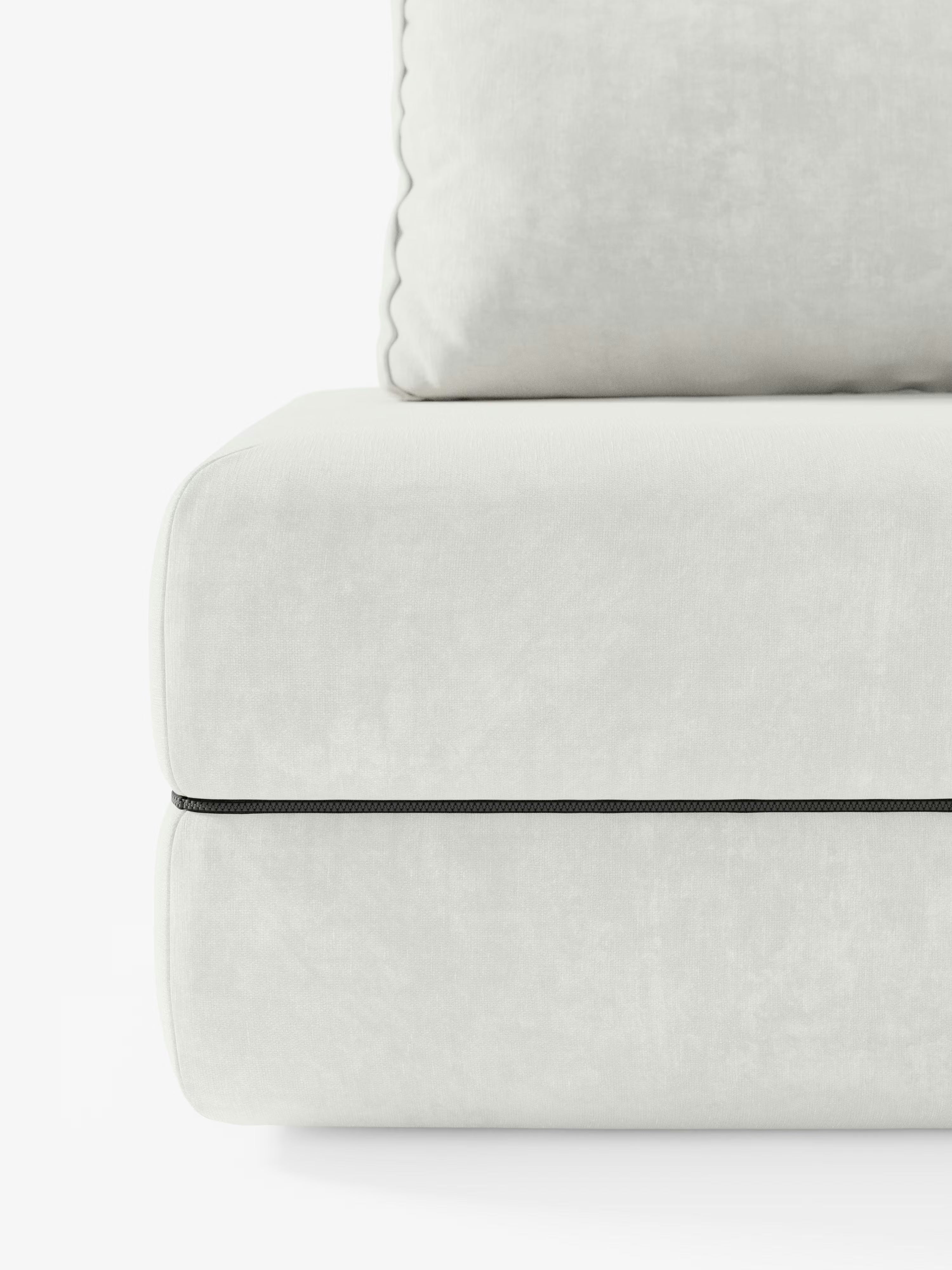 Primo piano di un moderno divano letto matrimoniale Rift a 2 e 3 posti di Divani.Store, rivestito in grigio chiaro, caratterizzato da cuciture a vista e da una linea di rifinitura nera tra il cuscino della seduta e i cuscini dello schienale rimovibili; in primo piano su uno sfondo bianco a tinta unita. Il divano è dotato di un materasso in memory foam alto 24 cm, rivestito in tessuto smacchiabile T31.