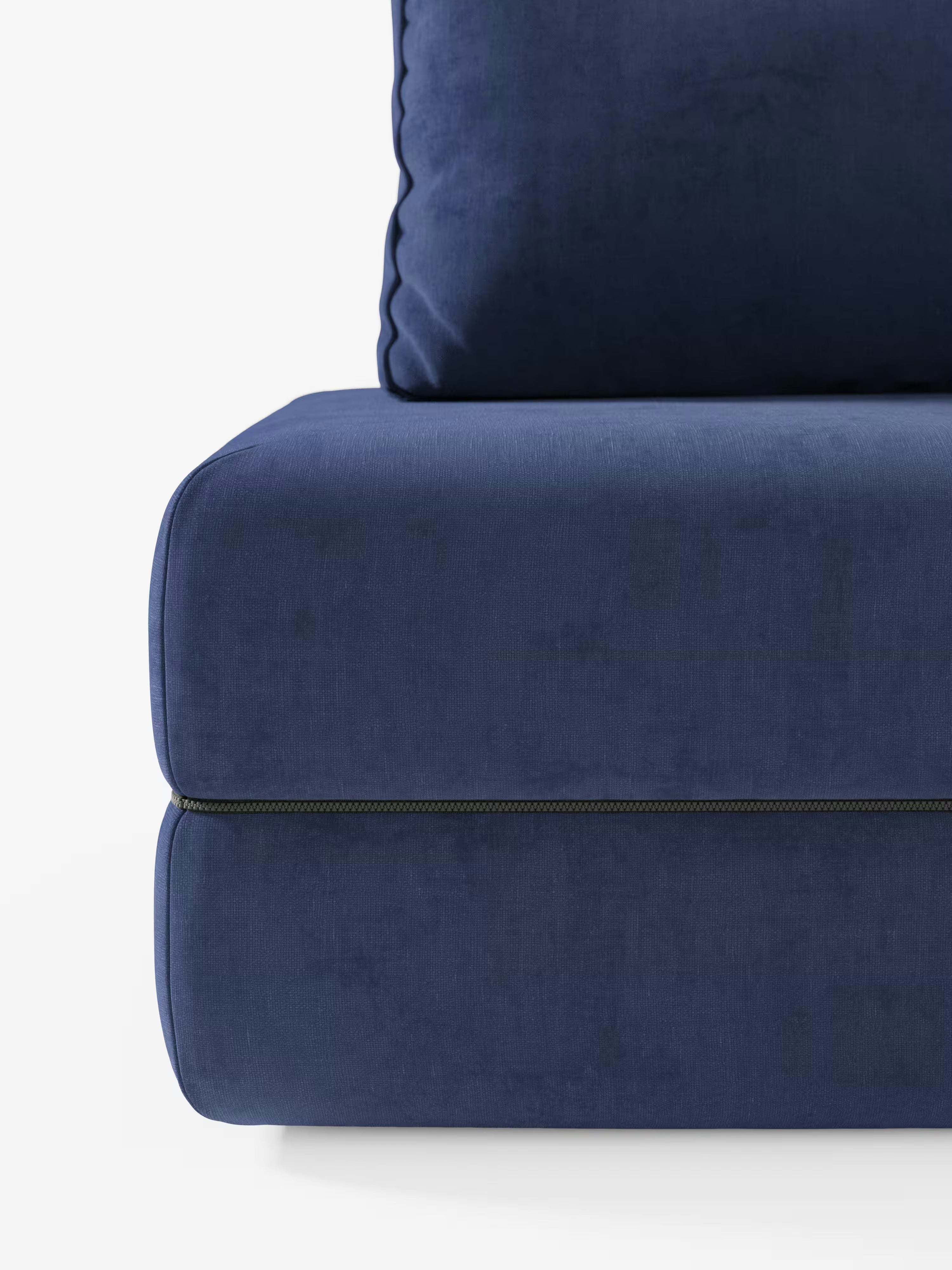 Primo piano del divano letto matrimoniale Rift a 2 e 3 posti con schienali mobili di Divani.Store, rivestito in tessuto T31 blu scuro, antimacchia. L’immagine mette in risalto la seduta e parte del cuscino dello schienale, caratterizzati da cuciture a vista e da una cerniera lungo il lato. Il tessuto morbido e leggermente testurizzato si abbina perfettamente al suo design moderno, rendendolo un'aggiunta elegante a qualsiasi ambiente. Presentato su uno sfondo bianco a tinta unita.