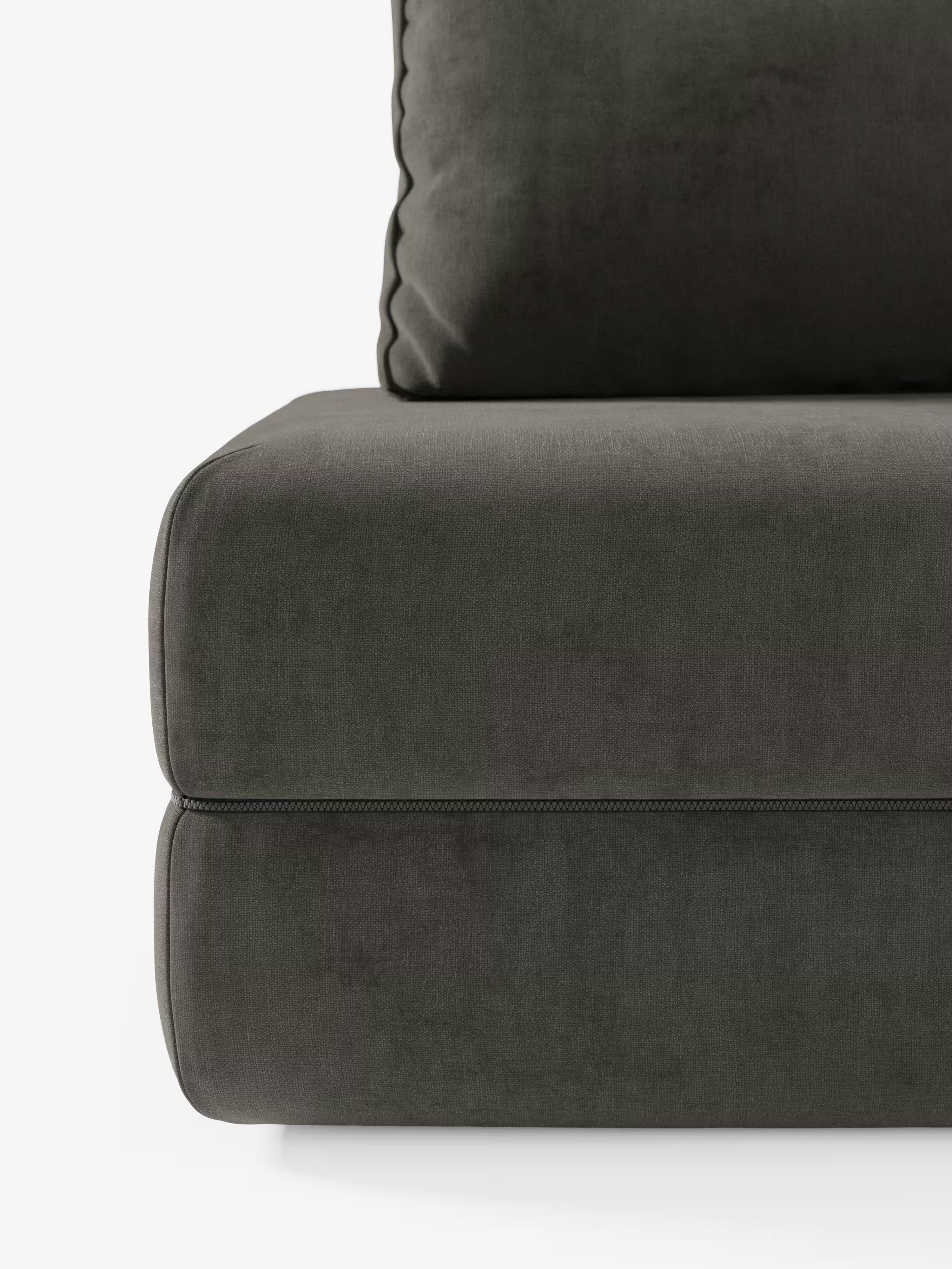 Primo piano del divano letto matrimoniale Rift di Divani.Store, realizzato in tessuto T31 grigio scuro smacchiabile. L'immagine mette in risalto il cuscino inferiore della seduta e dello schienale, evidenziandone il rivestimento morbido, le cuciture precise sui bordi e lo sfondo bianco a tinta unita.