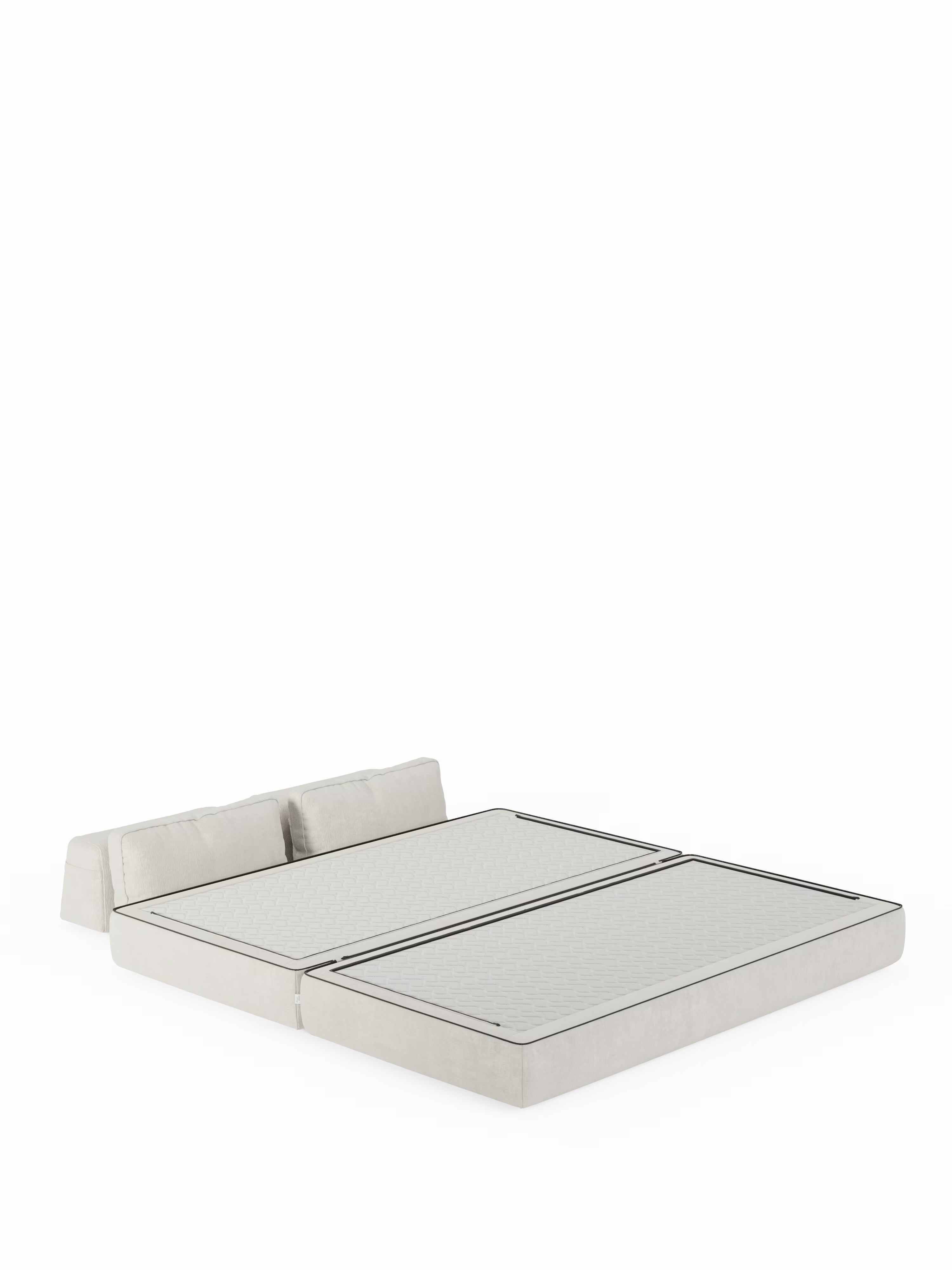 Il divano letto matrimoniale a 2 e 3 posti "Rift" con schienali mobili di Divani.Store è presentato completamente aperto in posizione di riposo, nel colore beige chiaro. Il divano letto è dotato di due sezioni di materasso segmentate, realizzate con un materasso in memory foam T31 alto 22 cm, ed è corredato da due cuscini rettangolari per lo schienale, che mettono in risalto la morbida trama del tessuto sullo sfondo bianco.