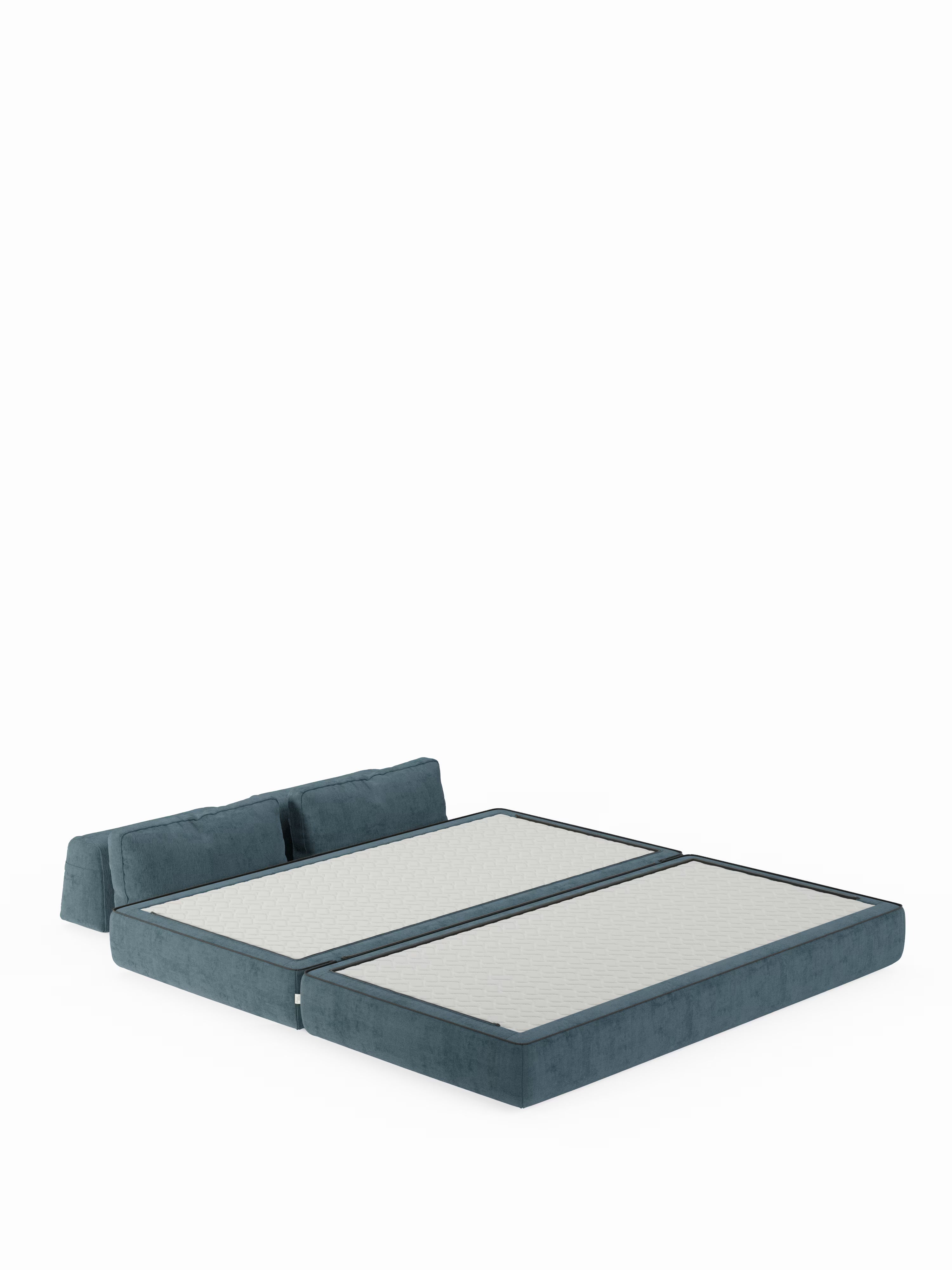 Il divano letto matrimoniale Rift di Divani.Store, qui presentato con un rivestimento blu in stile moderno, è dotato di schienali regolabili e di due basi per materassi affiancate che richiamano un design contemporaneo ed elegante. Il letto è esposto su uno sfondo bianco, senza biancheria da letto né cuscini, mettendo in risalto la testiera imbottita e i materassi in memory foam T31 alti 22 cm.
