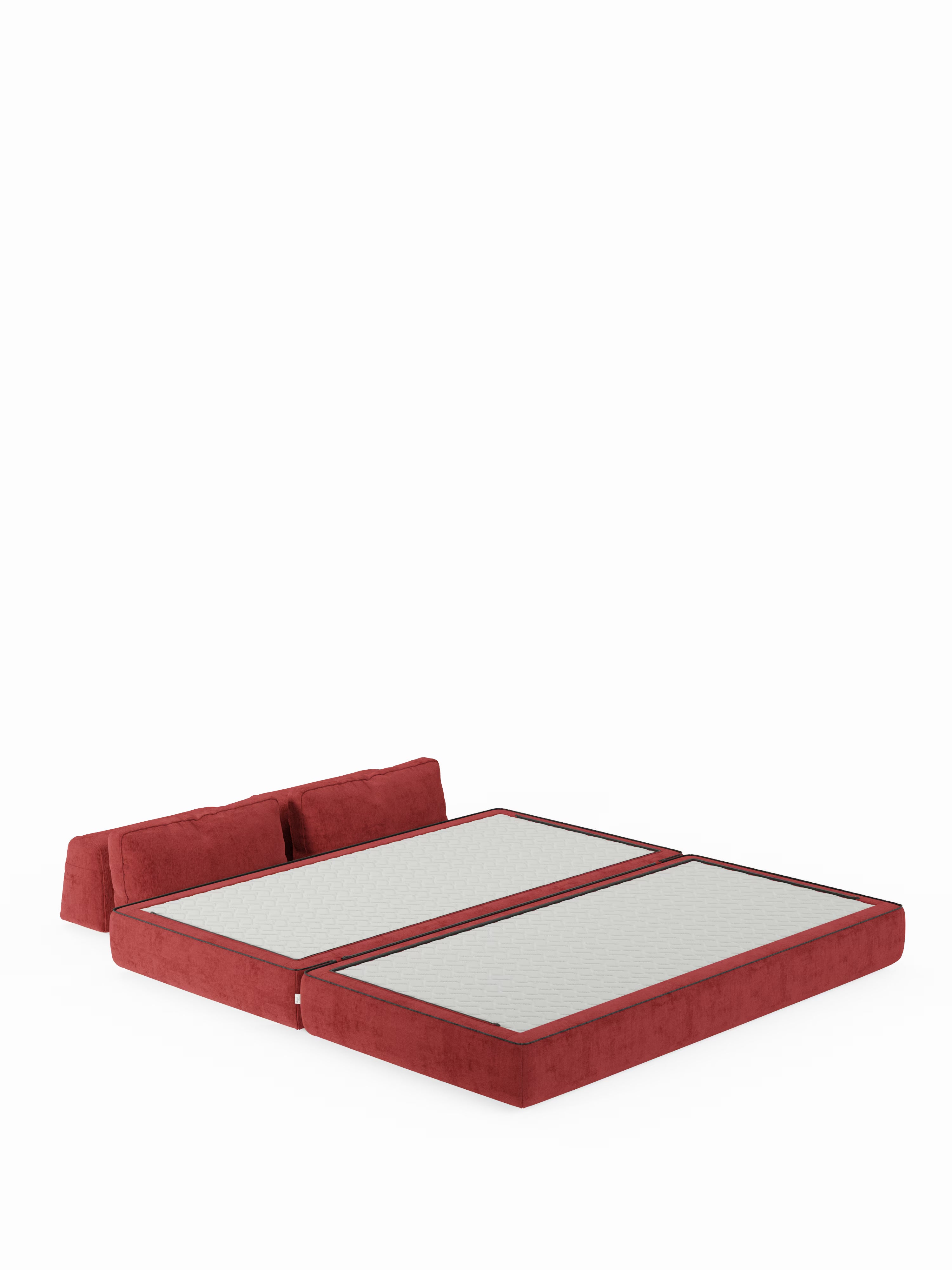 Il divano letto matrimoniale a 2 e 3 posti con schienali mobili "Rift" di Divani.Store è raffigurato completamente aperto, trasformato in un letto piatto. È dotato di due materassi rettangolari in memory foam modello T31, ciascuno con uno spessore di 22 cm, e include schienali imbottiti regolabili posizionati nella zona della testata. Il design si caratterizza per linee pulite e un’estetica minimalista su uno sfondo bianco.