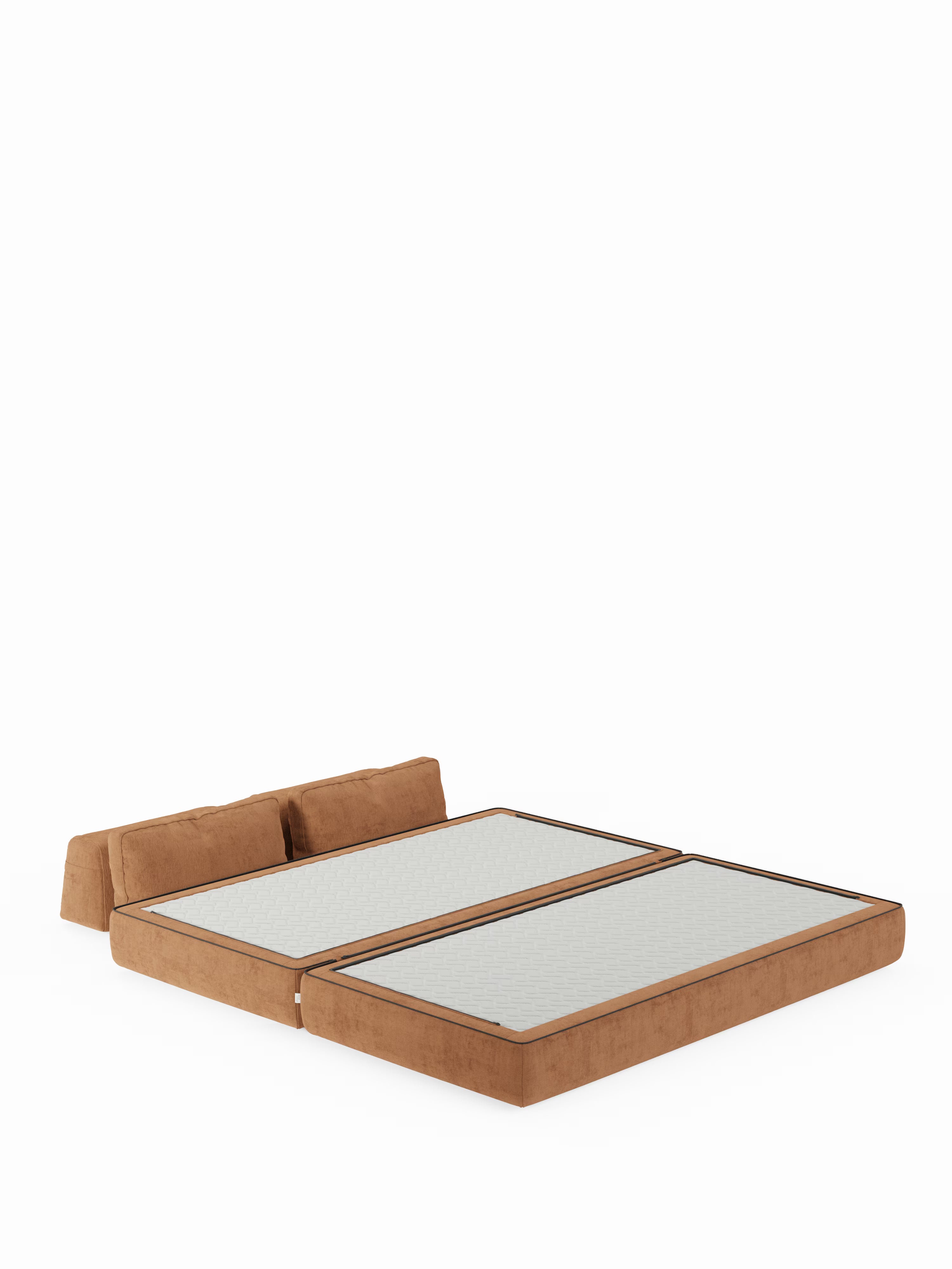 Un divano letto matrimoniale basso e moderno della linea Rift, disponibile nelle versioni a 2 e 3 posti presso Divani.Store, in colore marrone, caratterizzato da due sezioni di materasso piatte affiancate, con un comodo materasso in memory foam T31 alto 22 cm e due schienali mobili inclinabili. L'ampio design di questo divano letto moderno consente agli schienali mobili di fungere da poggiatesta per un maggiore relax, il tutto su uno sfondo bianco.