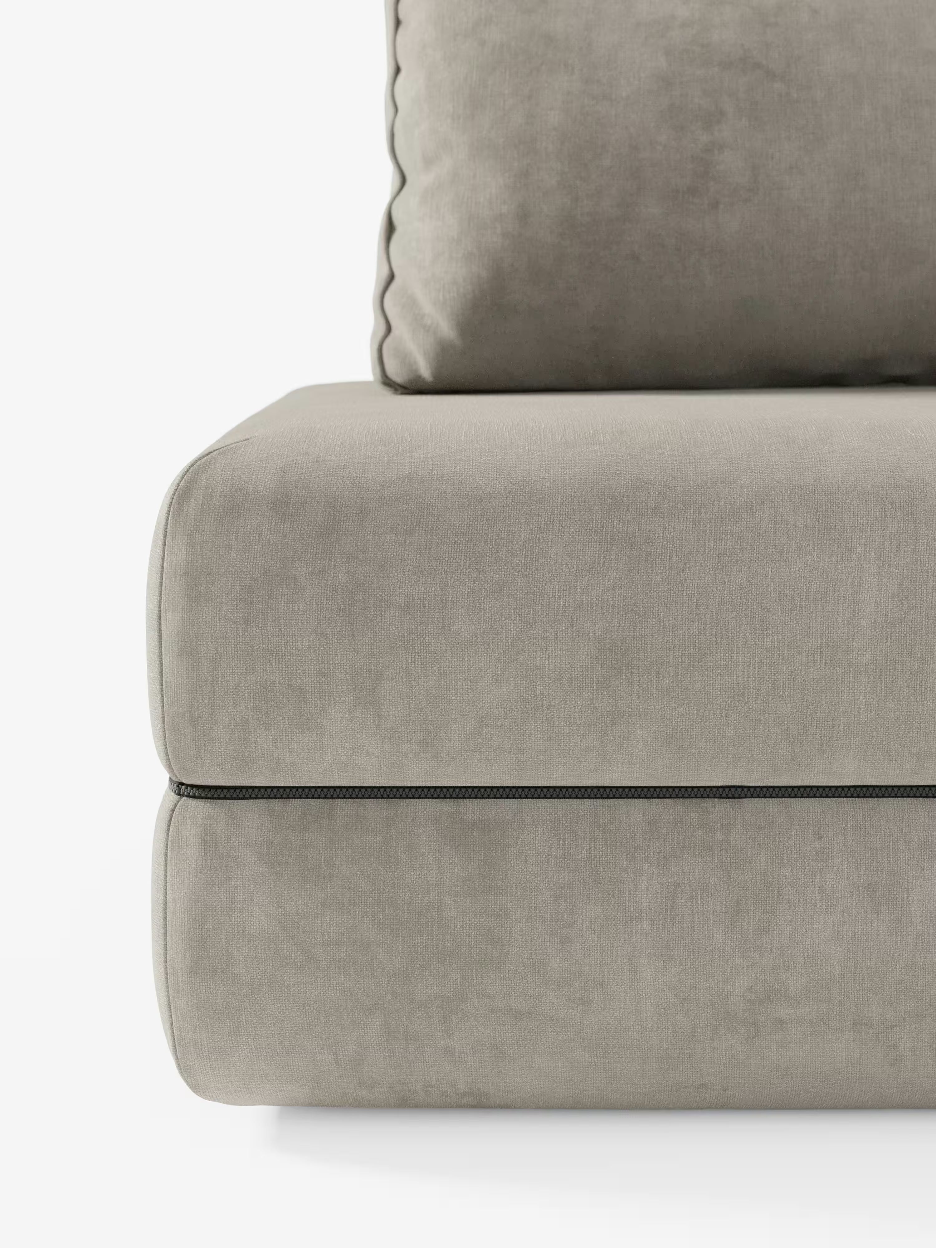 Primo piano di un moderno divano letto matrimoniale Rift, disponibile nelle versioni a 2 e 3 posti, di Divani.Store, caratterizzato dal tessuto T31 resistente alle macchie e da un elegante bordino nero lungo il bordo inferiore. L'immagine mette in risalto la seduta e la parte inferiore del cuscino dello schienale mobile, evidenziandone le linee pulite, la morbida consistenza e l'alto materasso in memory foam da 24 cm.