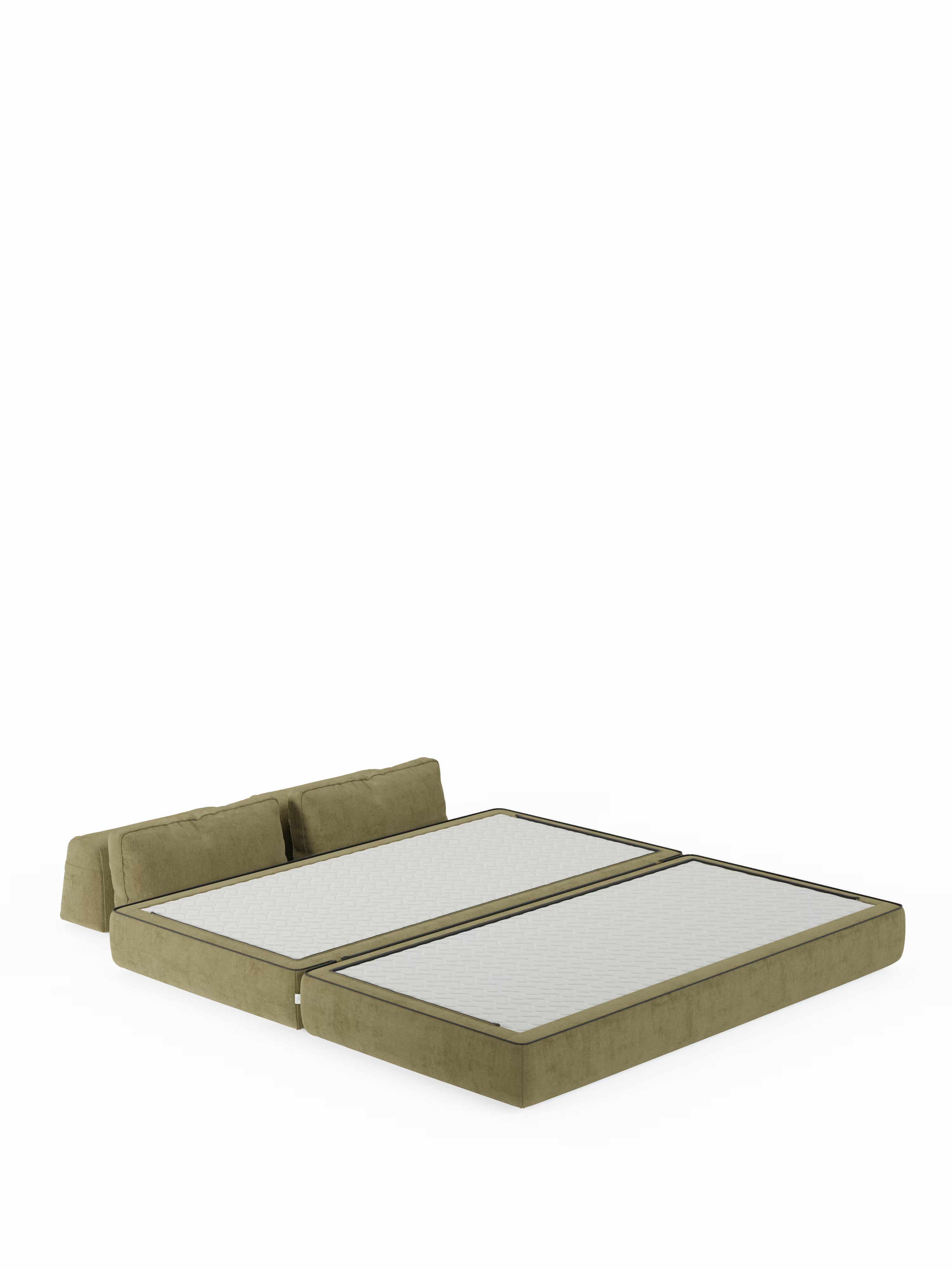 Il divano letto matrimoniale Rift di Divani.Store, dal design minimalista e moderno — qui presentato in verde oliva con una base bassa e testiere angolate e orientabili — è dotato di due materassi rettangolari in memory foam T31 affiancati (alti 22 cm), che offrono versatilità modulare e comfort su uno sfondo bianco pulito.