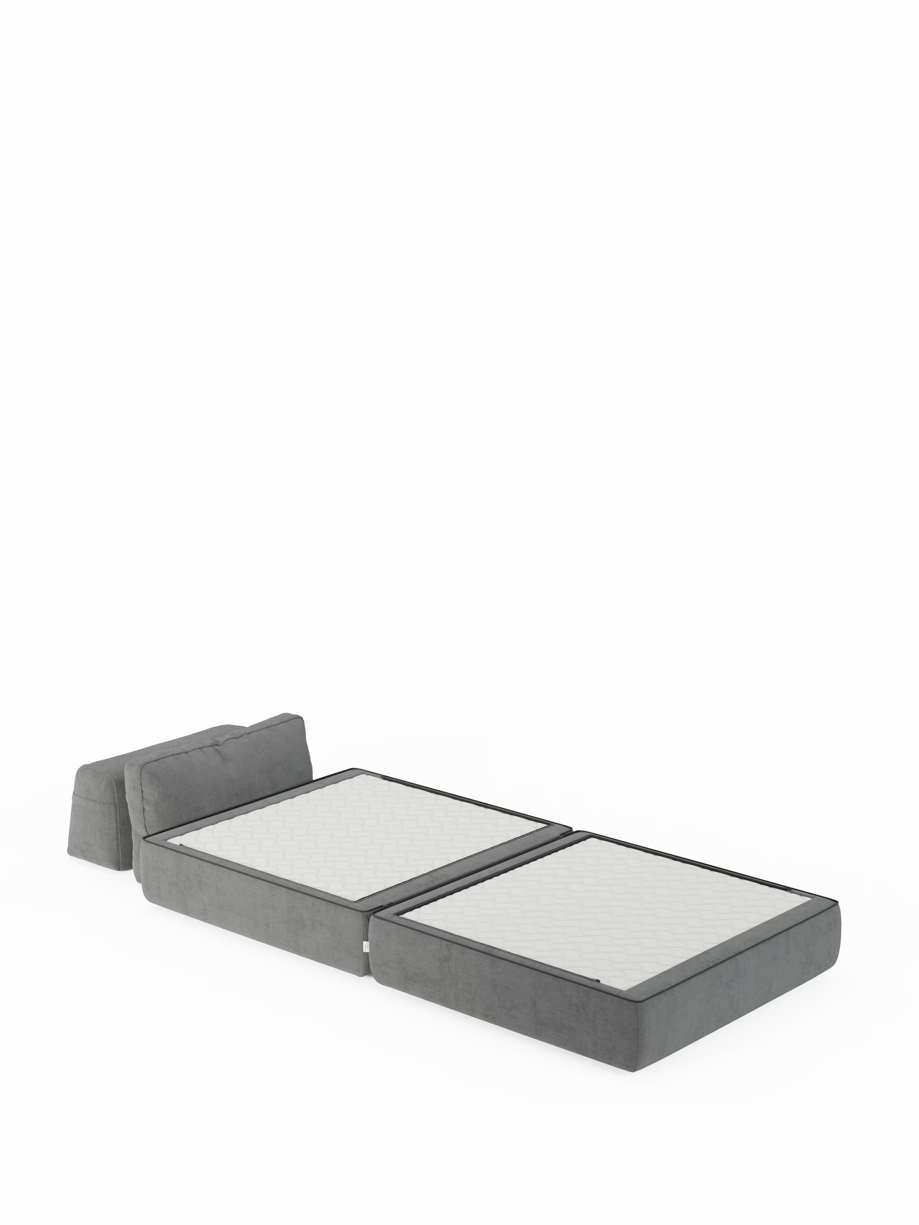 La poltrona letto Rift con materasso alto 24 cm e memory foam di Divani.Store è raffigurata in grigio, completamente distesa in posizione orizzontale. I suoi due cuscini di seduta separati sono affiancati, mentre lo schienale mobile poggia a terra, creando una comoda superficie simile a un materasso. Lo sfondo è bianco.