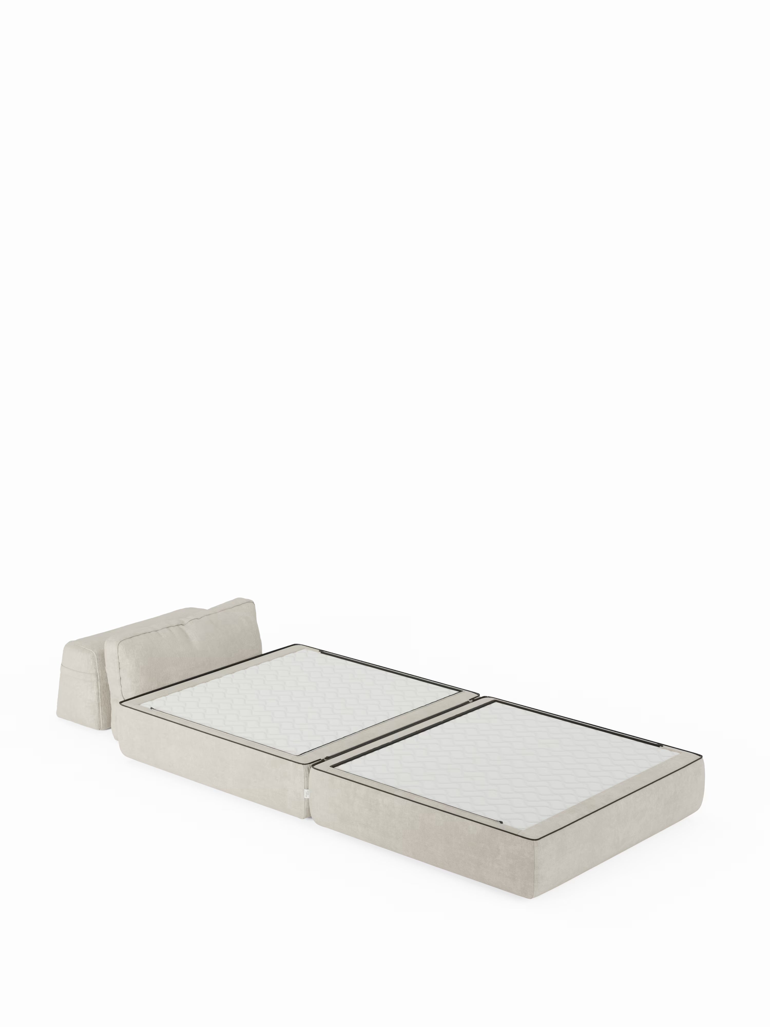 La poltrona letto Rift di Divani.Store è presentata in un colore beige chiaro, aperta in un letto singolo piatto con il poggiatesta sollevato. Il materasso in memory foam, alto 24 cm, presenta una trapuntatura a rombi e i cuscini creano una superficie di riposo liscia e continua. Lo schienale mobile e il tessuto T31 facile da pulire completano il design moderno.