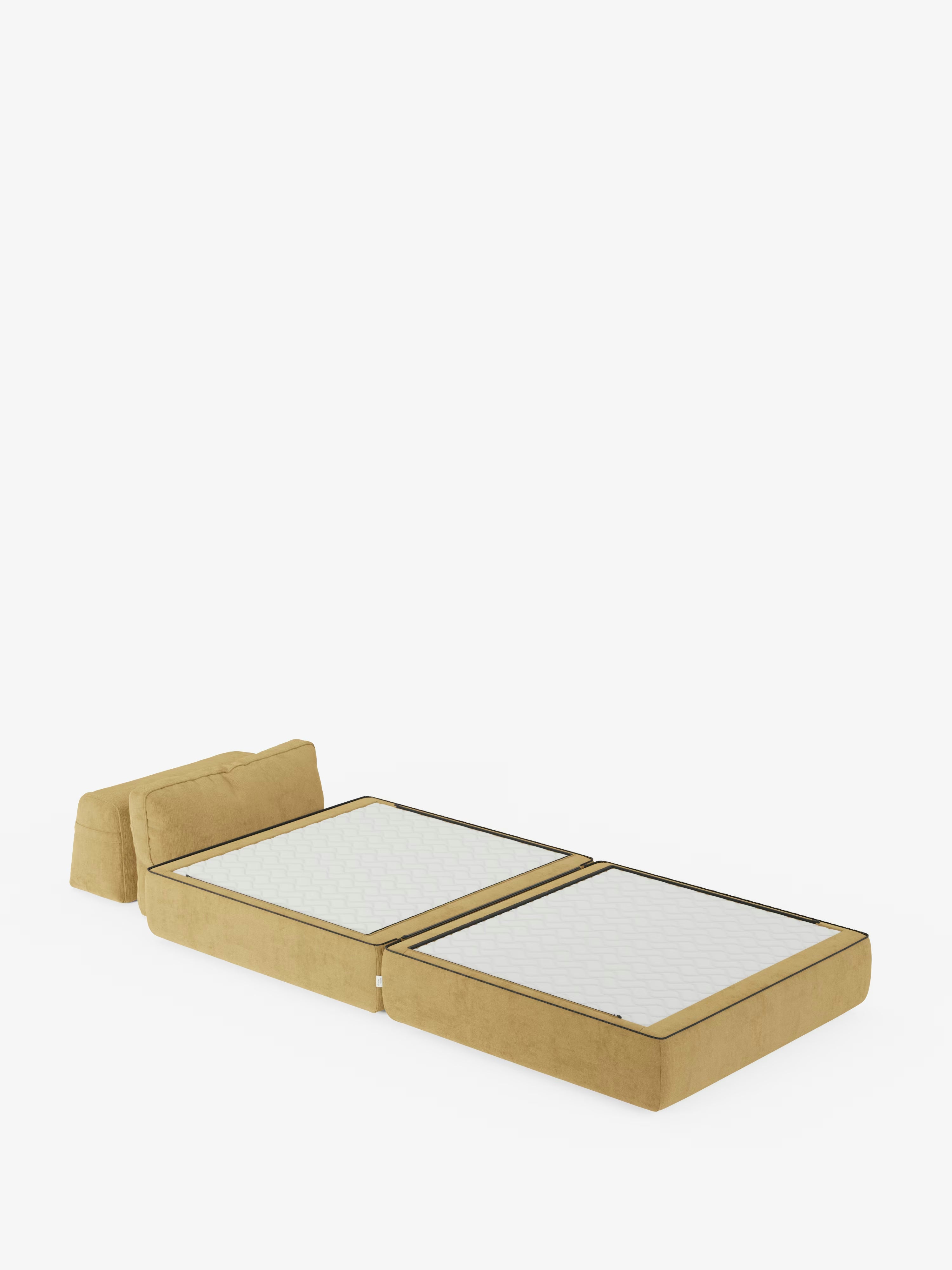 La poltrona letto Rift con materasso alto 24 cm e memory foam di Divani.Store, rivestita in tessuto T31 giallo senape antimacchia, è raffigurata in posizione distesa da letto con due sezioni separate del materasso e uno schienale mobile ribassato, su uno sfondo bianco a tinta unita.