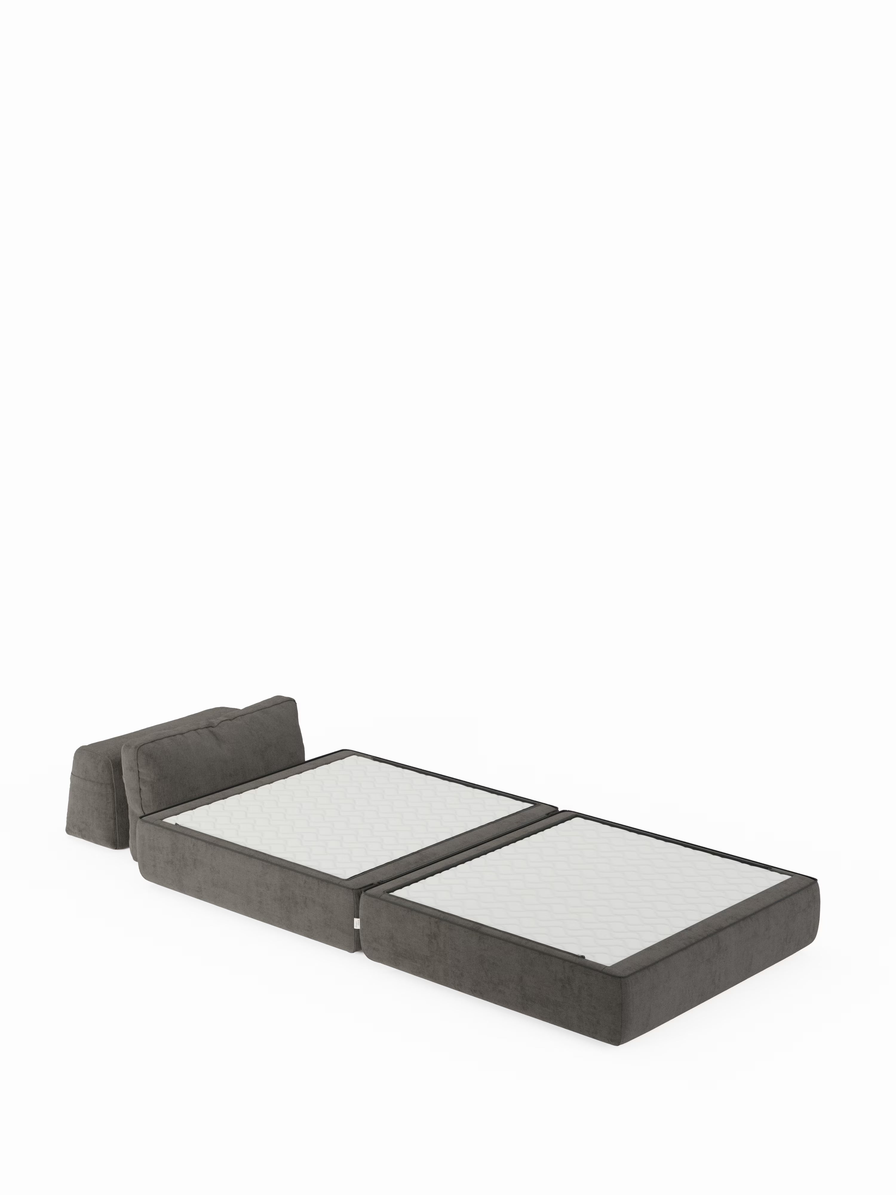Una moderna poltrona letto Rift di Divani.Store, realizzata in tessuto T31 grigio scuro resistente alle macchie, è aperta, mettendo in risalto il suo materasso in memory foam alto 22 cm, suddiviso in due sezioni distinte, e uno schienale mobile completamente reclinabile. Le superfici del materasso, bianche e caratterizzate da un motivo discreto, si integrano magnificamente con l’elegante design di questa poltrona letto con materasso alto, che risalta su uno sfondo bianco a tinta unita.