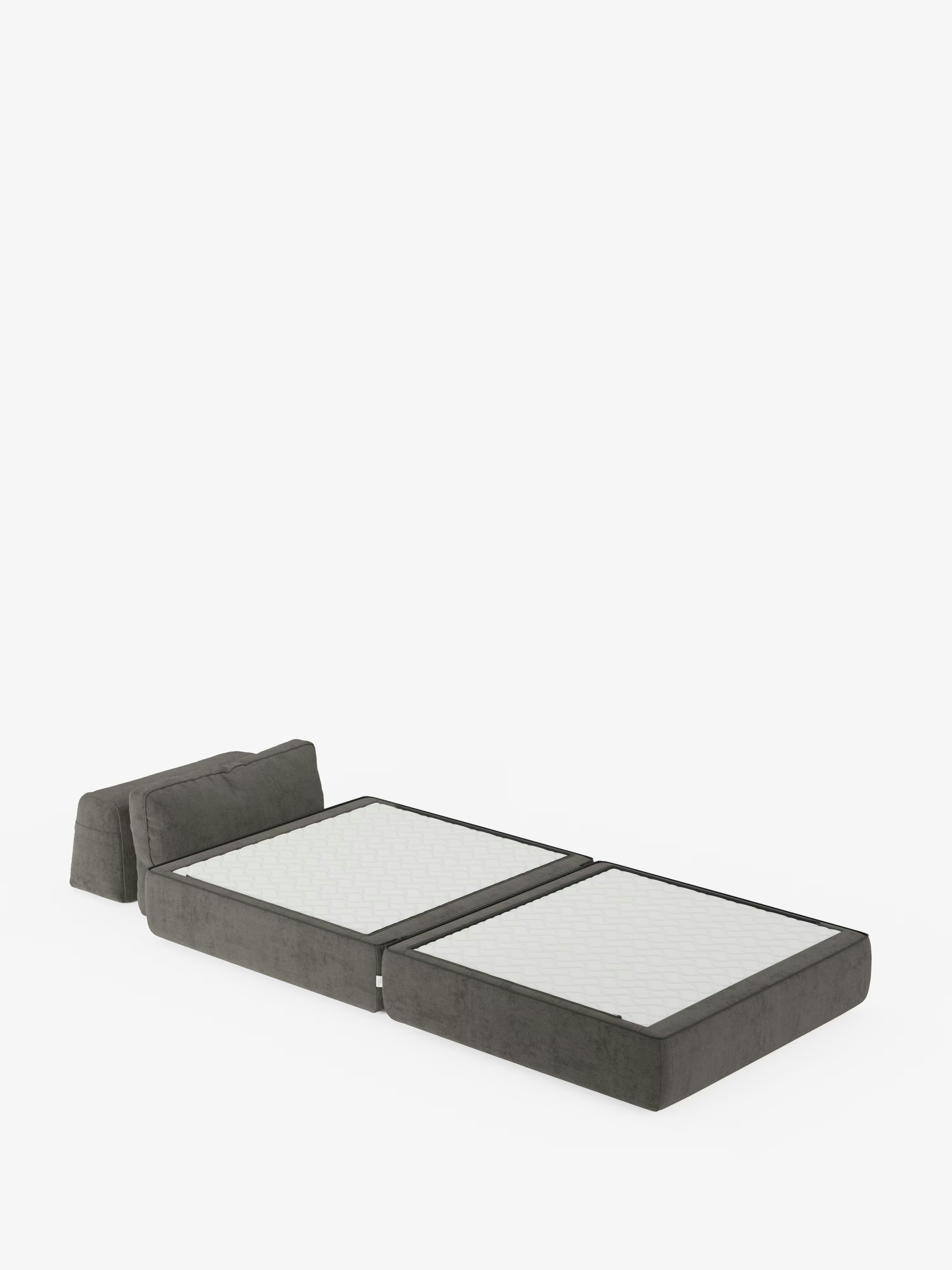 Una moderna poltrona letto Rift con materasso alto 24 cm in memory foam di Divani.Store, rivestita in tessuto T31 facile da pulire e rifinita in grigio scuro, si apre in una posizione di riposo completamente distesa con due sezioni distinte del materasso. Lo schienale mobile si reclina completamente, mettendo in risalto il design minimalista su uno sfondo bianco a tinta unita.