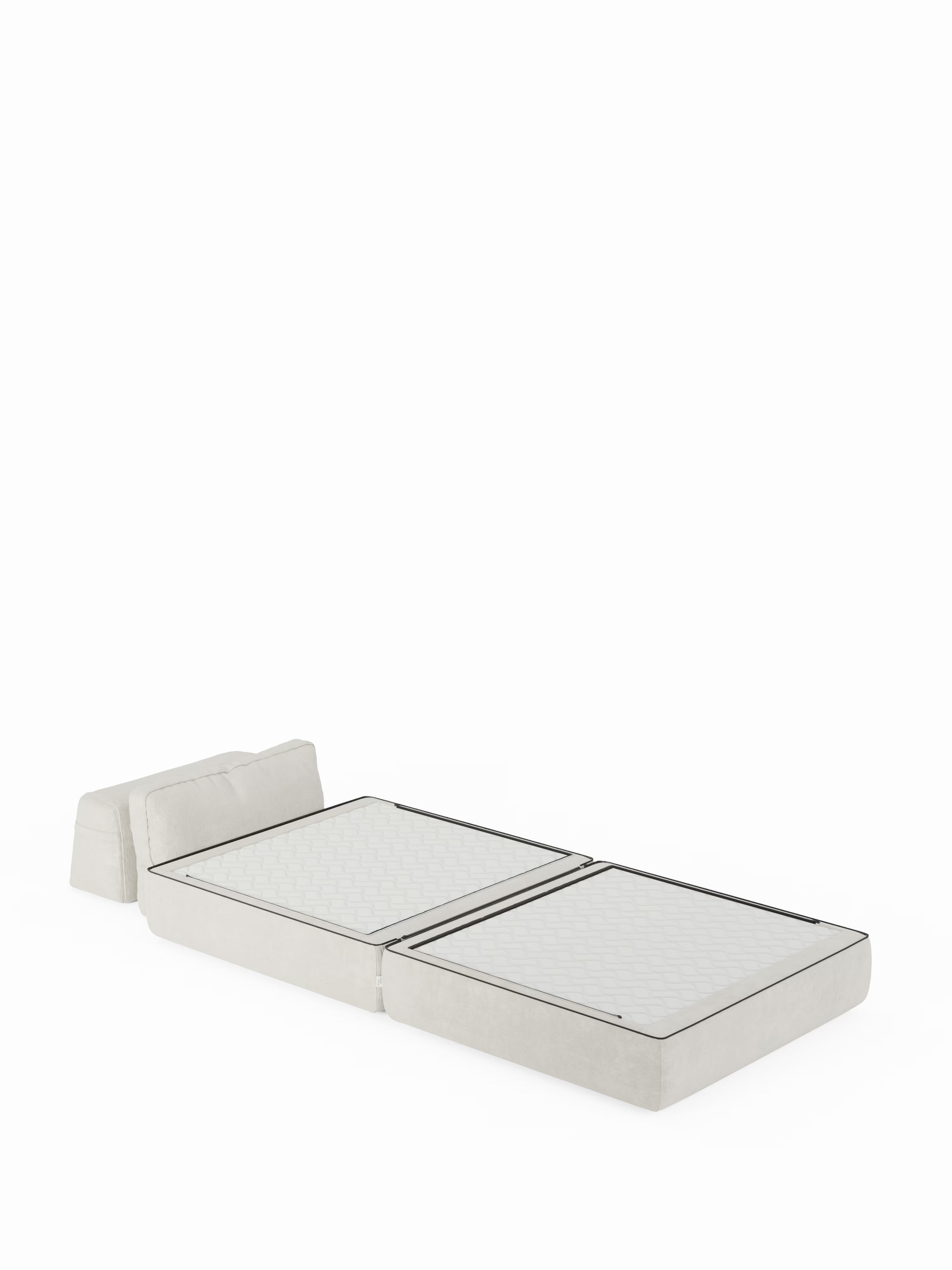 La poltrona letto Divani.Store Rift, con materasso alto 22 cm e memory foam, presenta un design moderno e dal profilo ribassato in grigio chiaro, con superficie trapuntata e schienale separato e mobile. Rivestita in tessuto T31 facile da pulire, questa poltrona letto trasformabile è raffigurata aperta a letto su uno sfondo bianco a tinta unita.