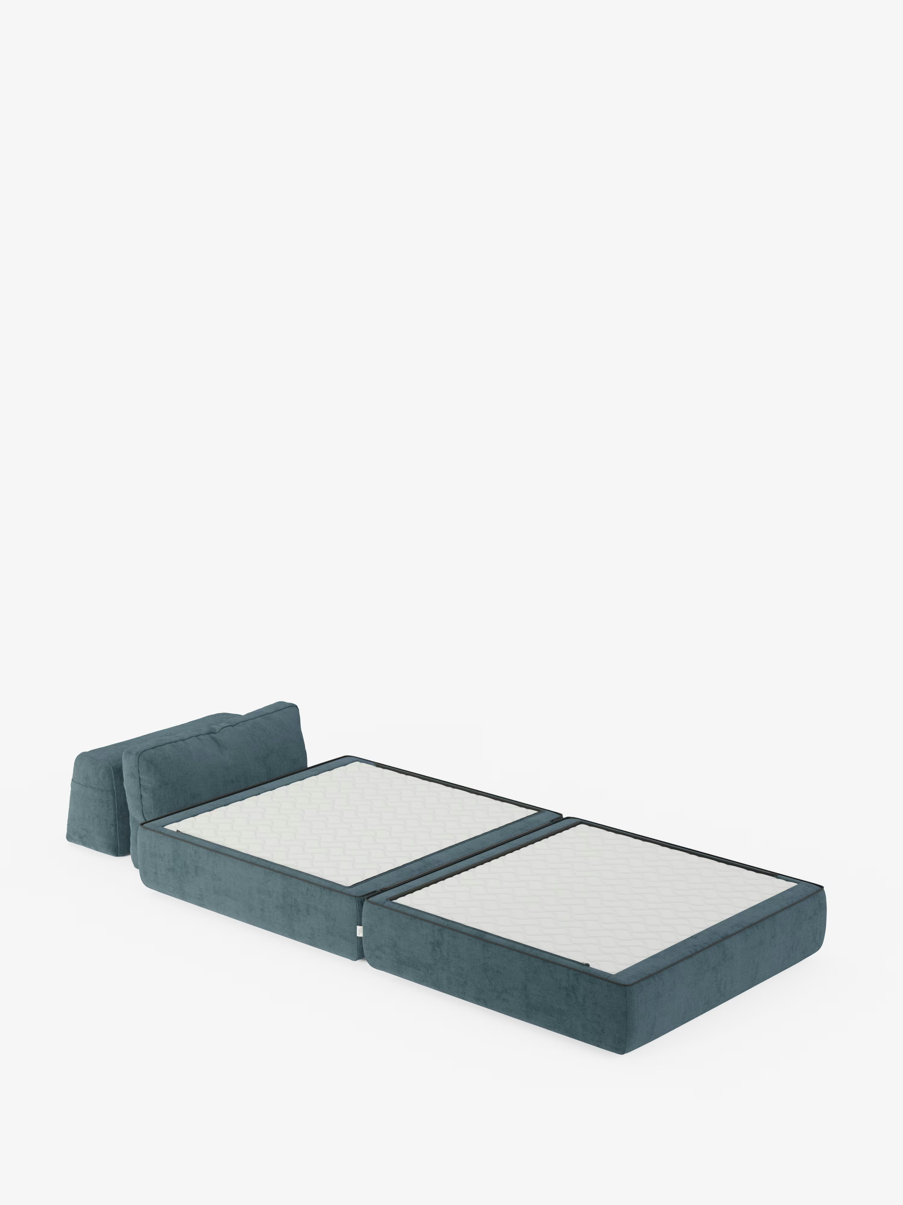 La poltrona letto Rift con materasso alto 24 cm e memory foam di Divani.Store è raffigurata aperta in posizione di riposo, offrendo una soluzione salvaspazio ideale per la vita contemporanea. Lo schienale mobile e la seduta formano due sezioni imbottite distinte, rivestite in tessuto trapuntato bianco, con la base e i fianchi della poltrona, di colore verde acqua, chiaramente visibili. Sia il pavimento che lo sfondo sono di colore bianco.