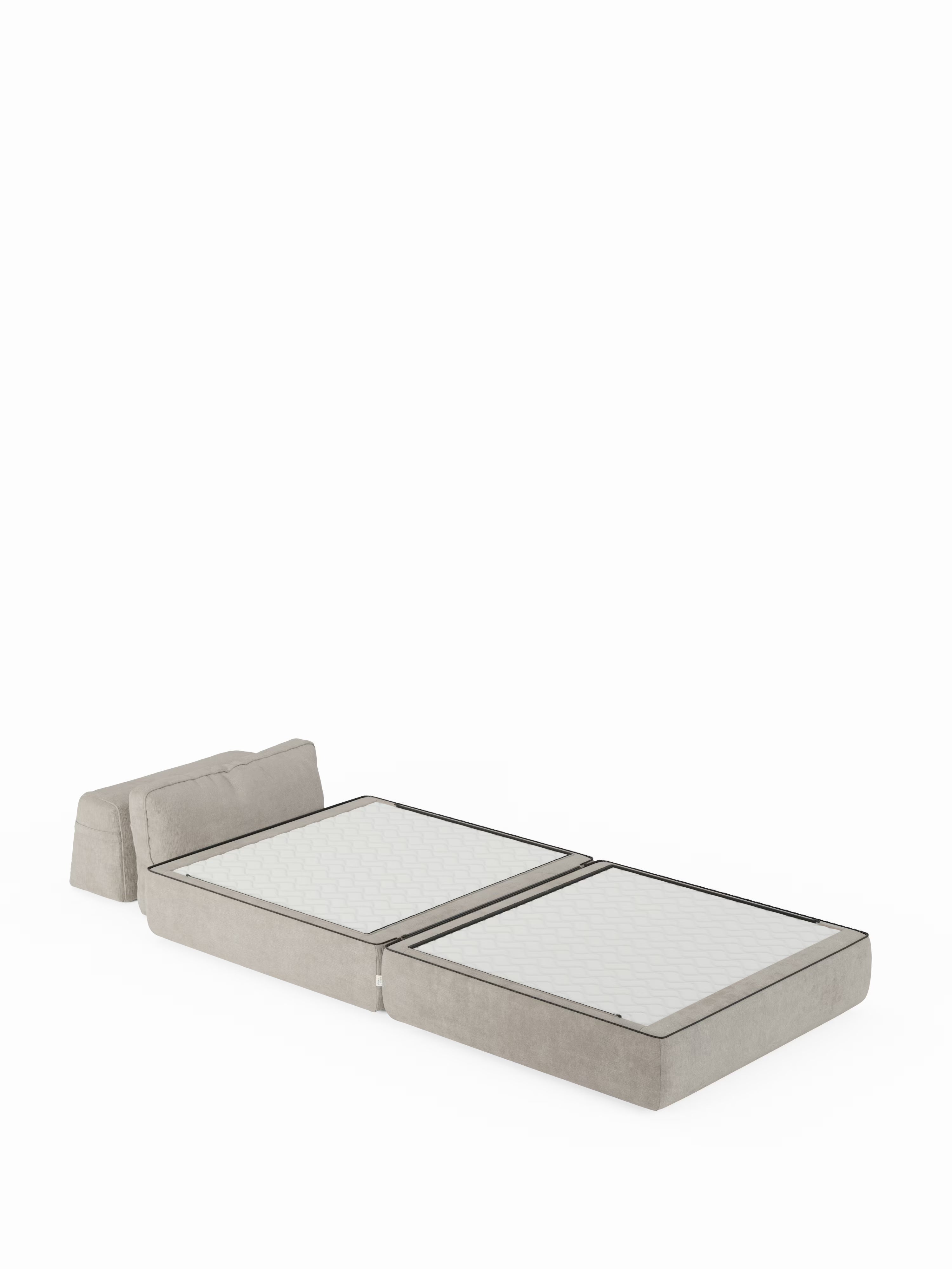 La poltrona letto Rift di Divani.Store, dotata di un materasso in memory foam alto 22 cm, è raffigurata completamente aperta in posizione di letto piatto. Lo schienale basso e regolabile e il rivestimento T31 antimacchia risaltano sullo sfondo bianco, mettendo in risalto il design moderno e minimalista del divano letto e la sua versatilità funzionale.