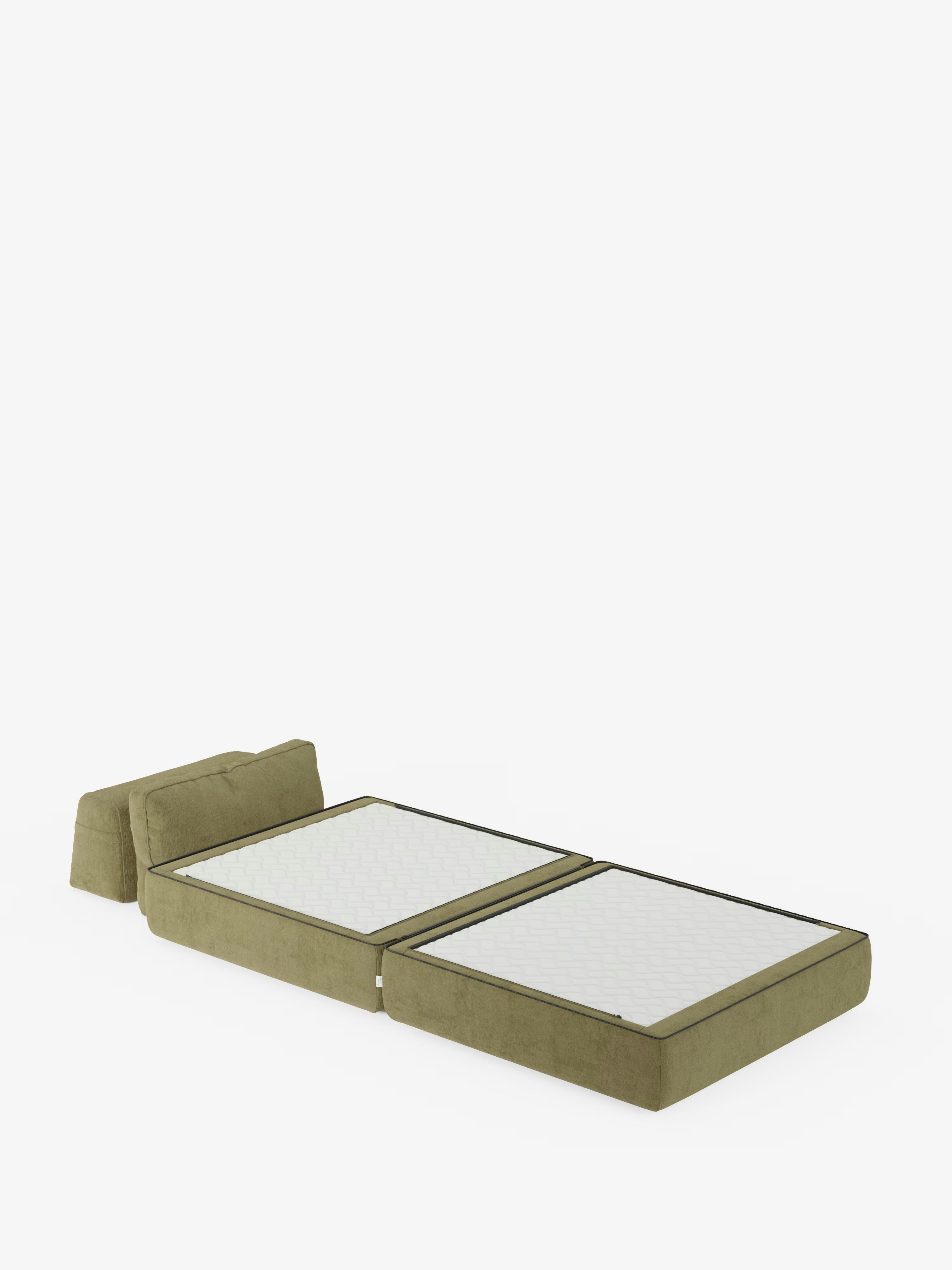 La poltrona letto Rift di Divani.Store, con il suo design moderno e il tessuto T31 verde antimacchia, è dotata di uno schienale mobile e di un materasso in memory foam alto 24 cm. È raffigurata completamente distesa in posizione orizzontale, simile a due materassi singoli affiancati, con lo schienale mobile leggermente sollevato su uno sfondo bianco a tinta unita.