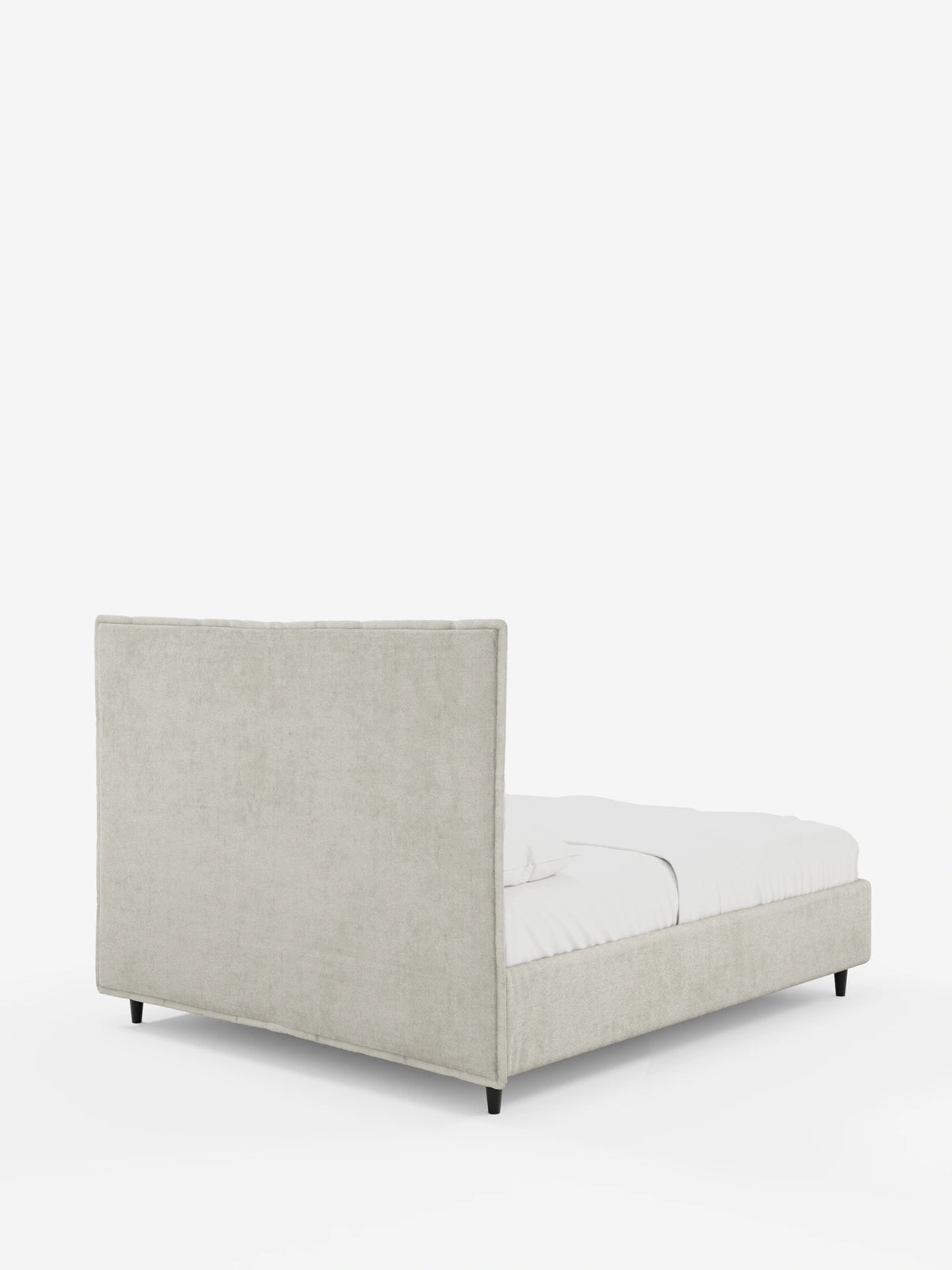Vista posteriore di un letto imbottito AURO color beige con contenitore e testiera alta capitonné in ciniglia Oeko-Tex®, con una testiera rettangolare alta e capitonné e biancheria da letto bianca, su piccoli piedini scuri su uno sfondo bianco.