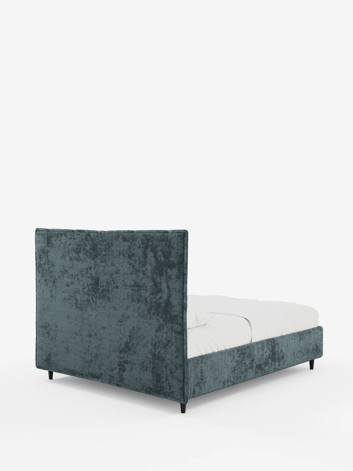 AURO, letto imbottito con contenitore e testiera alta capitonné in ciniglia Oeko-Tex®: un letto imbottito color verde acqua con una testiera alta capitonné, semplice biancheria da letto bianca e piedini scuri affusolati su uno sfondo bianco.