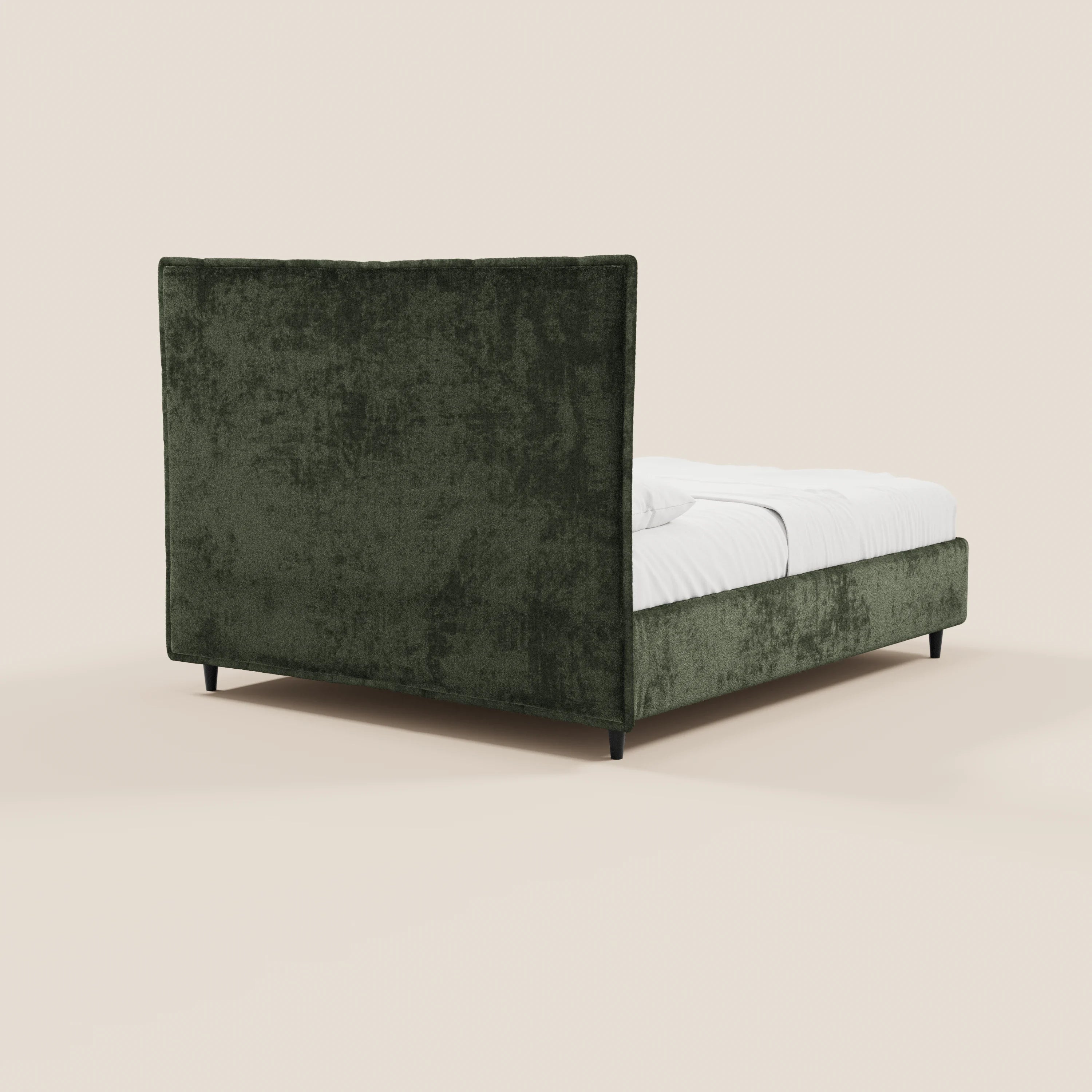 Il letto imbottito AURO con contenitore di Letti.store presenta una testiera alta e rettangolare con rivestimento capitonné in ciniglia verde scuro certificata Oeko-Tex®, una struttura in tinta, gambe basse nere e biancheria da letto bianca, il tutto presentato in un ambiente minimalista dai toni del beige.