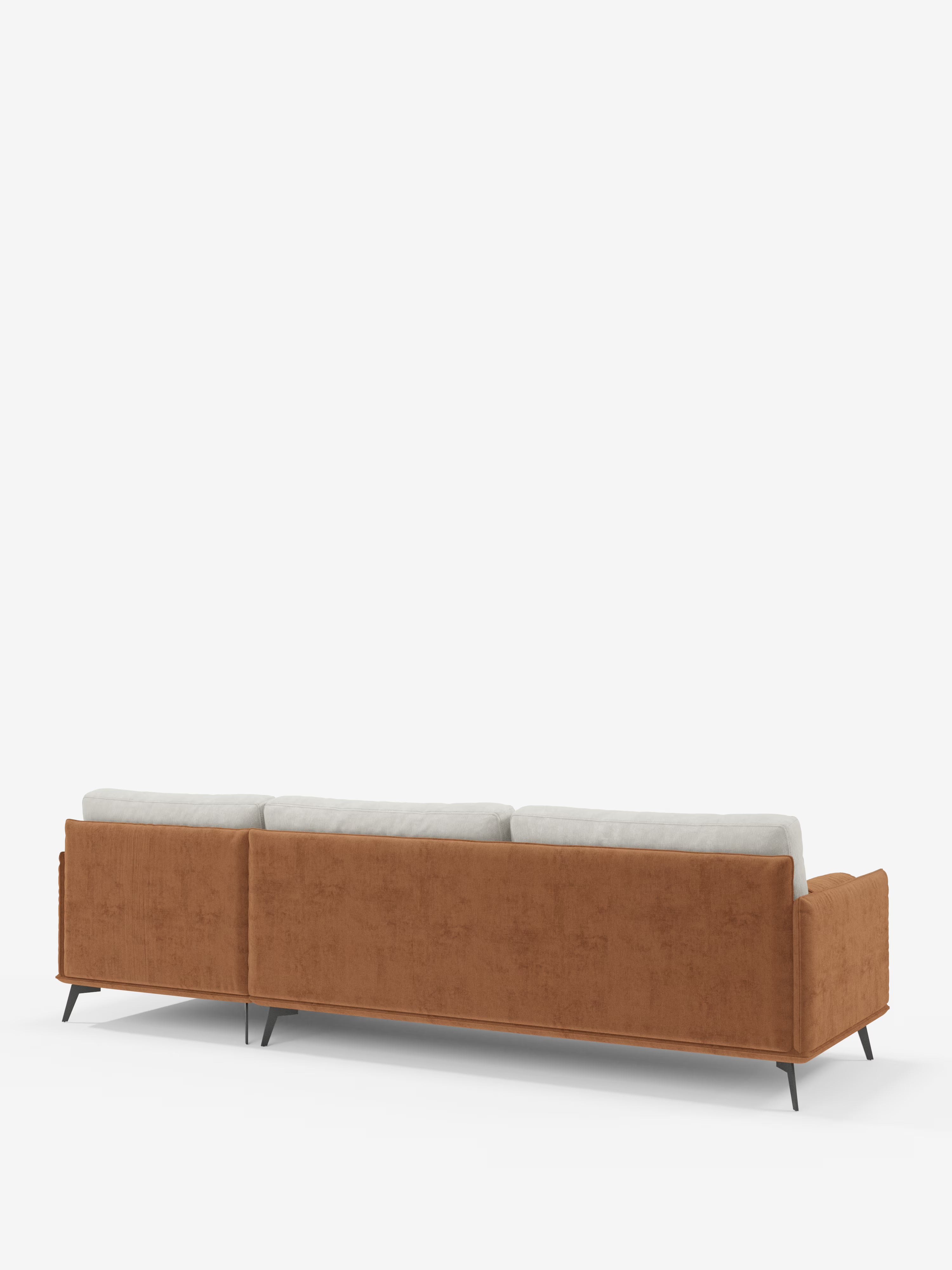 Un divano angolare bicolore contemporaneo della linea Basalto con penisola di Divani.Store, caratterizzato da cuscini grigio chiaro e da un tessuto T31 resistente alle macchie, color ruggine, sullo schienale e sui fianchi. Il divano presenta sottili gambe in metallo nero, rivestimenti sfoderabili (tessuto sfoderabile) e morbidi schienali imbottiti in piuma, qui raffigurati di retro su uno sfondo bianco a tinta unita.