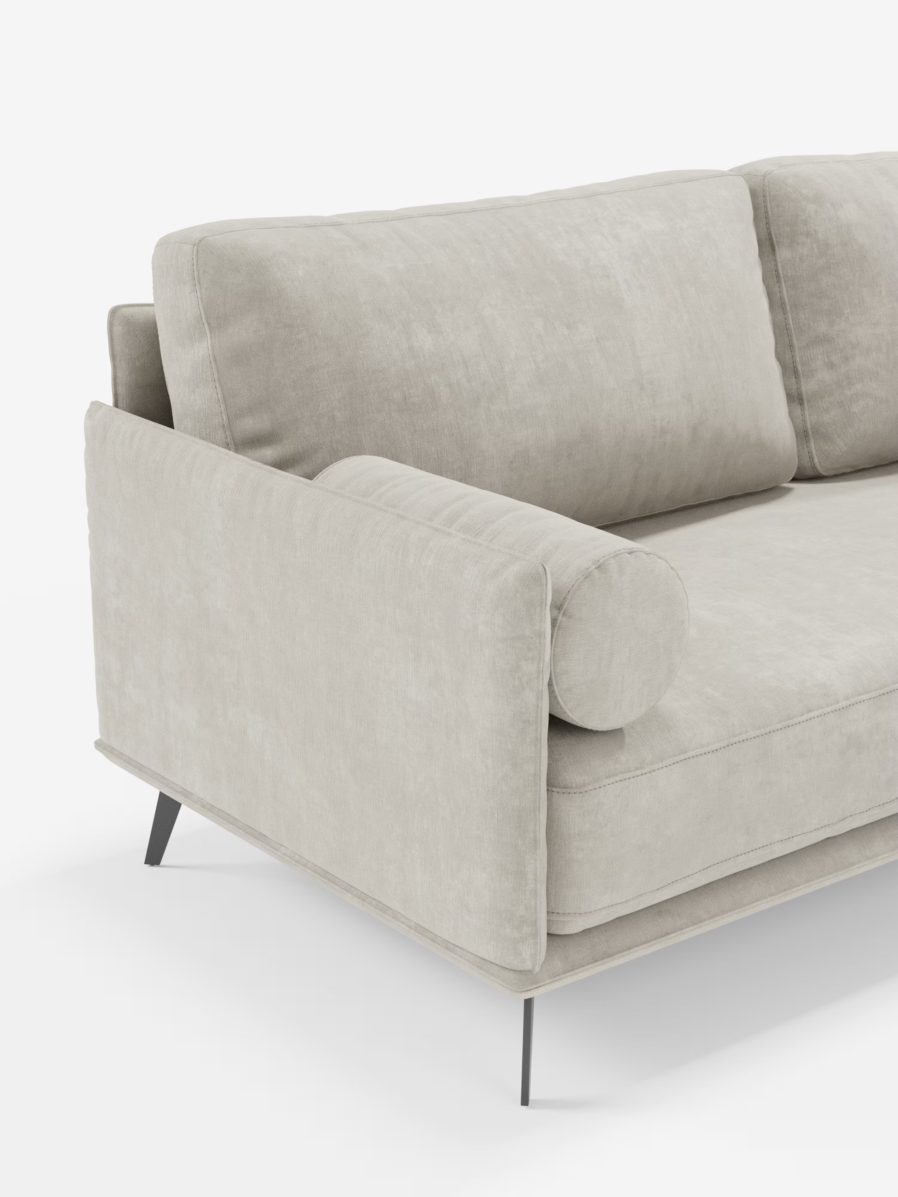 Vi presentiamo il Basalto Divano lineare a 2 o 3 posti con seduta unica e base in metallo, rivestito in tessuto smacchiabile T31 di Divani.Store: un divano contemporaneo in tessuto beige chiaro con una robusta base in metallo, caratterizzato da morbidi cuscini di seduta e schienale e da un cuscino cilindrico sul bracciolo. Fotografato su uno sfondo bianco, sono visibili solo un bracciolo e parte della seduta, a sottolineare il suo design minimalista.