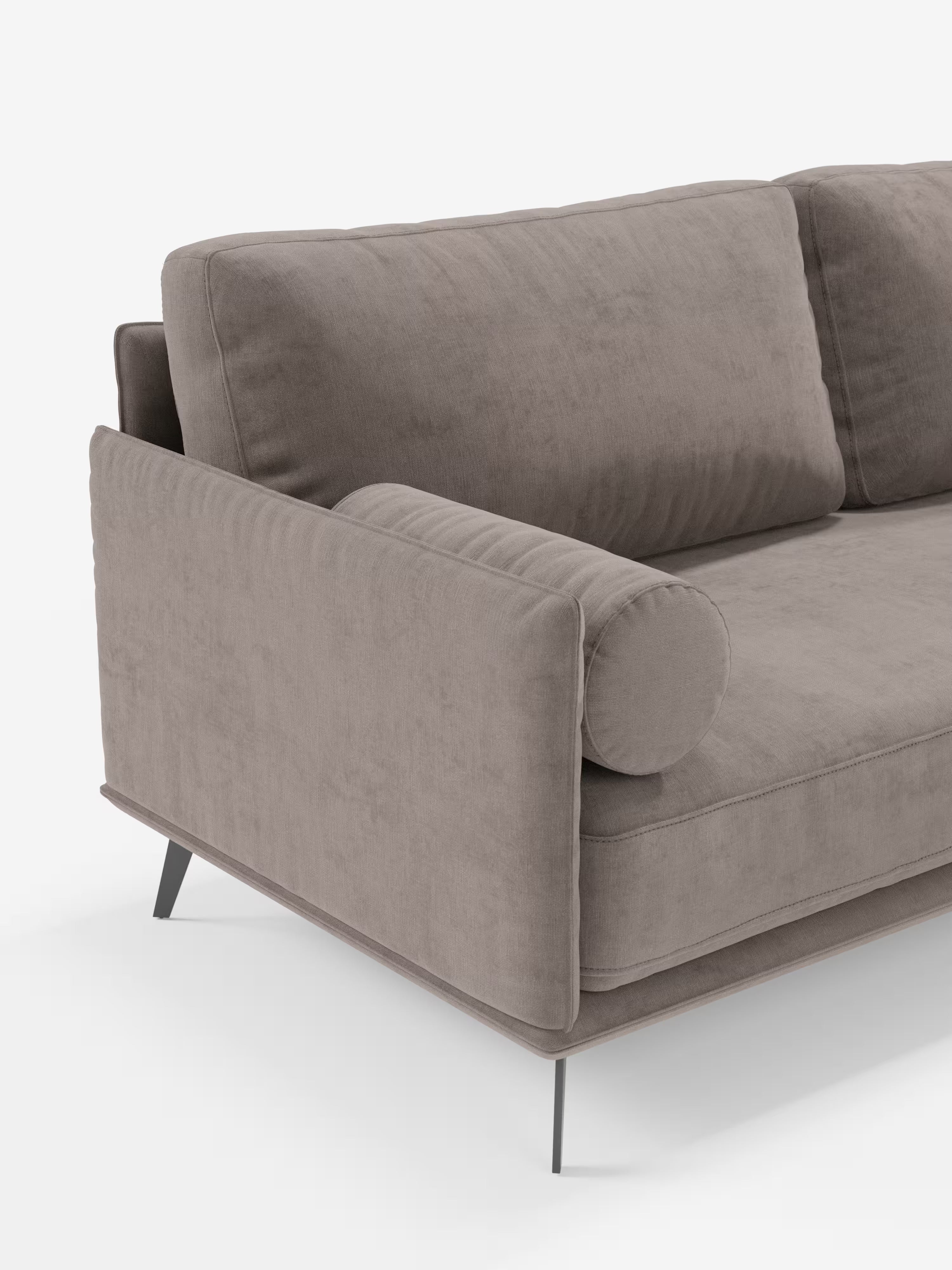 Un divano lineare a 2 posti Basalto di Divani.Store, in stile contemporaneo, rivestito in tessuto T31 color taupe facile da pulire, è caratterizzato da un cuscino di seduta spesso, da un morbido cuscino dello schienale dalle dimensioni generose e da un cuscino cilindrico coordinato. Questo divano minimalista è sostenuto da gambe in metallo sottili e angolate e presenta ampi braccioli imbottiti. L’immagine è ambientata su uno sfondo bianco.