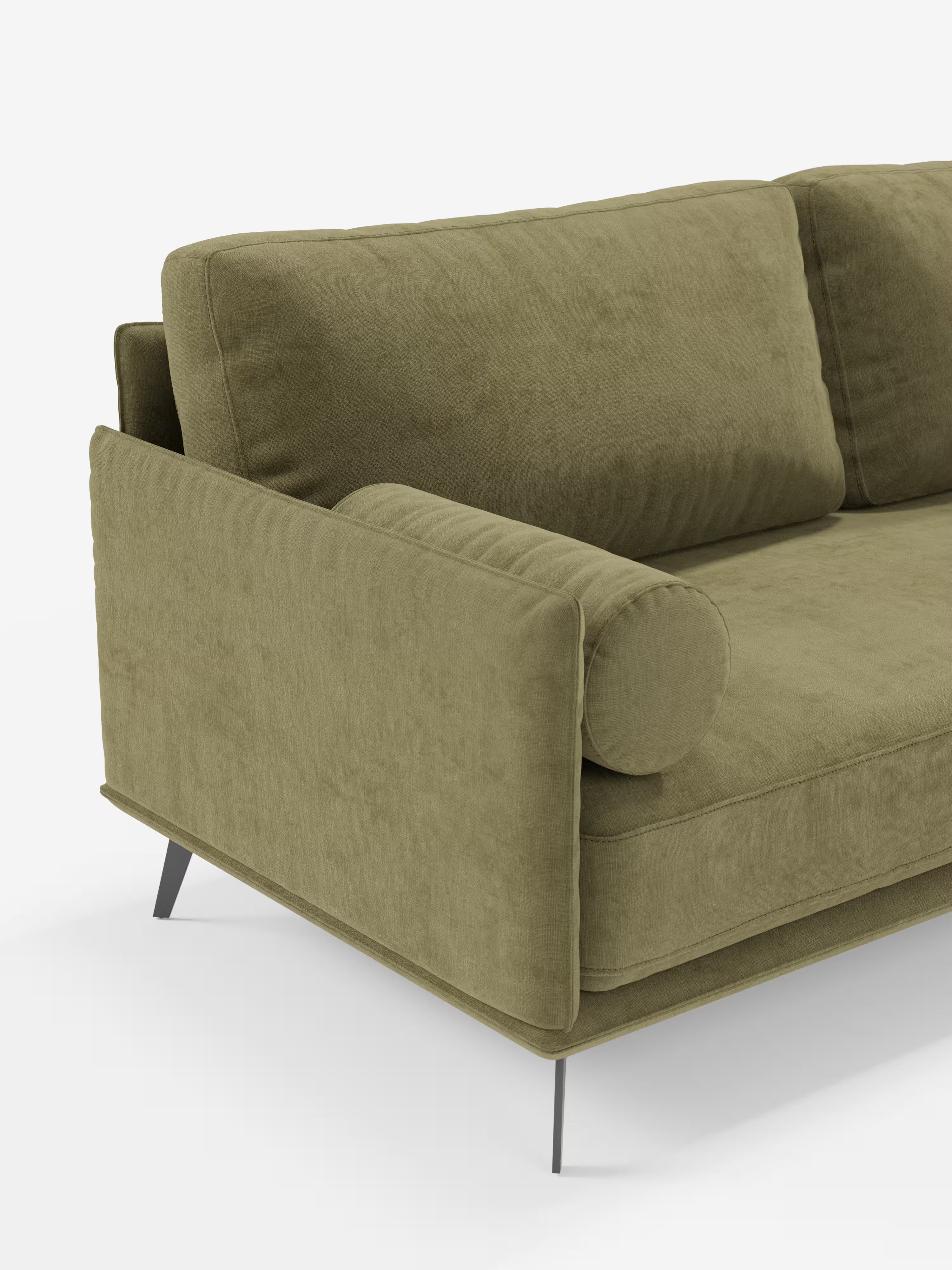 Viene presentato un lussuoso divano lineare a 2 posti Basalto di Divani.Store, color verde oliva, con rivestimento in morbido tessuto T31 antimacchia, base in metallo slanciata e un cuscino cilindrico sul bracciolo sinistro. Su uno sfondo bianco a tinta unita sono visibili solo il lato sinistro e parte della seduta, a sottolineare il suo design moderno e minimalista.
