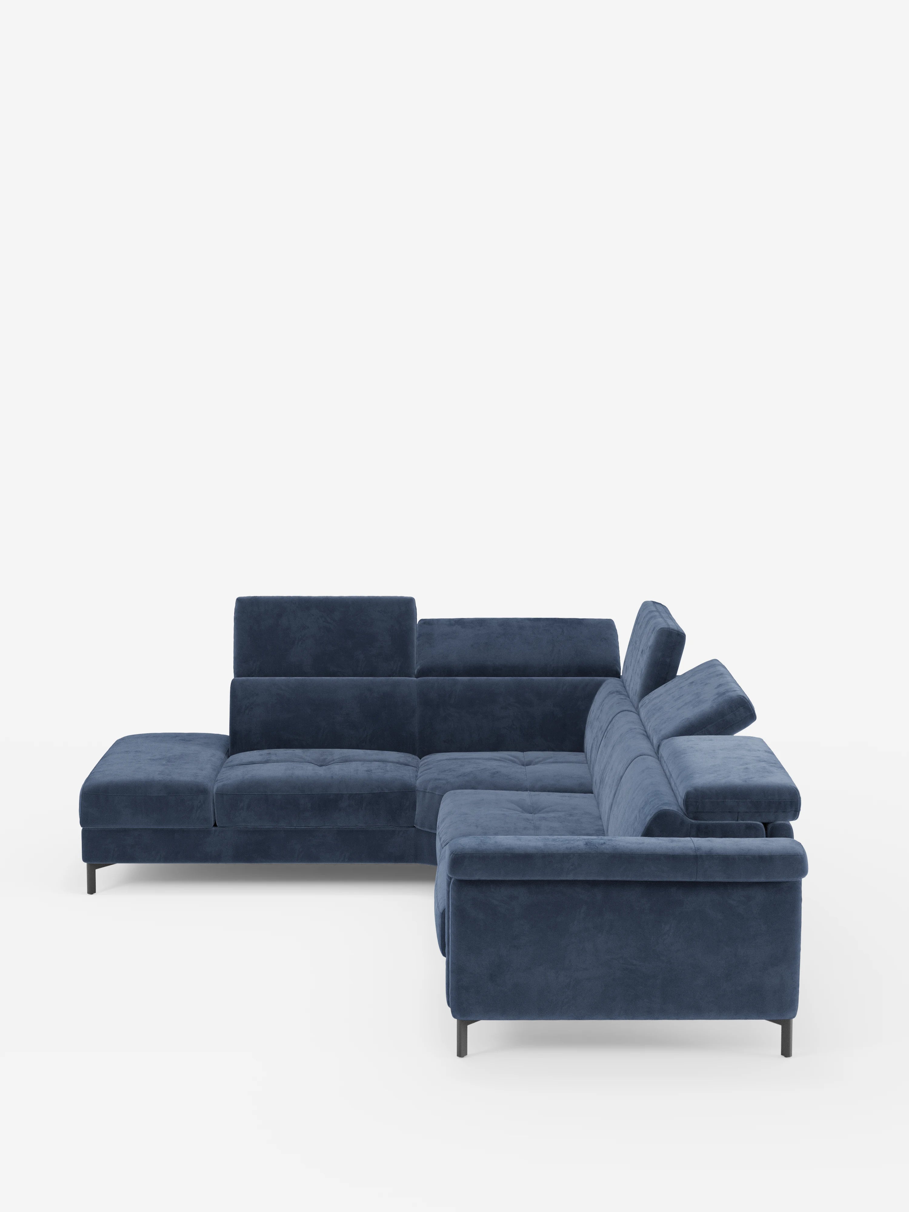 Un moderno divano letto angolare Capri blu navy a forma di L con poggiatesta reclinabili e materasso ad alte prestazioni in tessuto vellutino smacchiabile T30 di Divani.Store, caratterizzato da poggiatesta regolabili e gambe basse nere, che si staglia su uno sfondo bianco a tinta unita per incarnare il design moderno negli spazi abitativi contemporanei.
