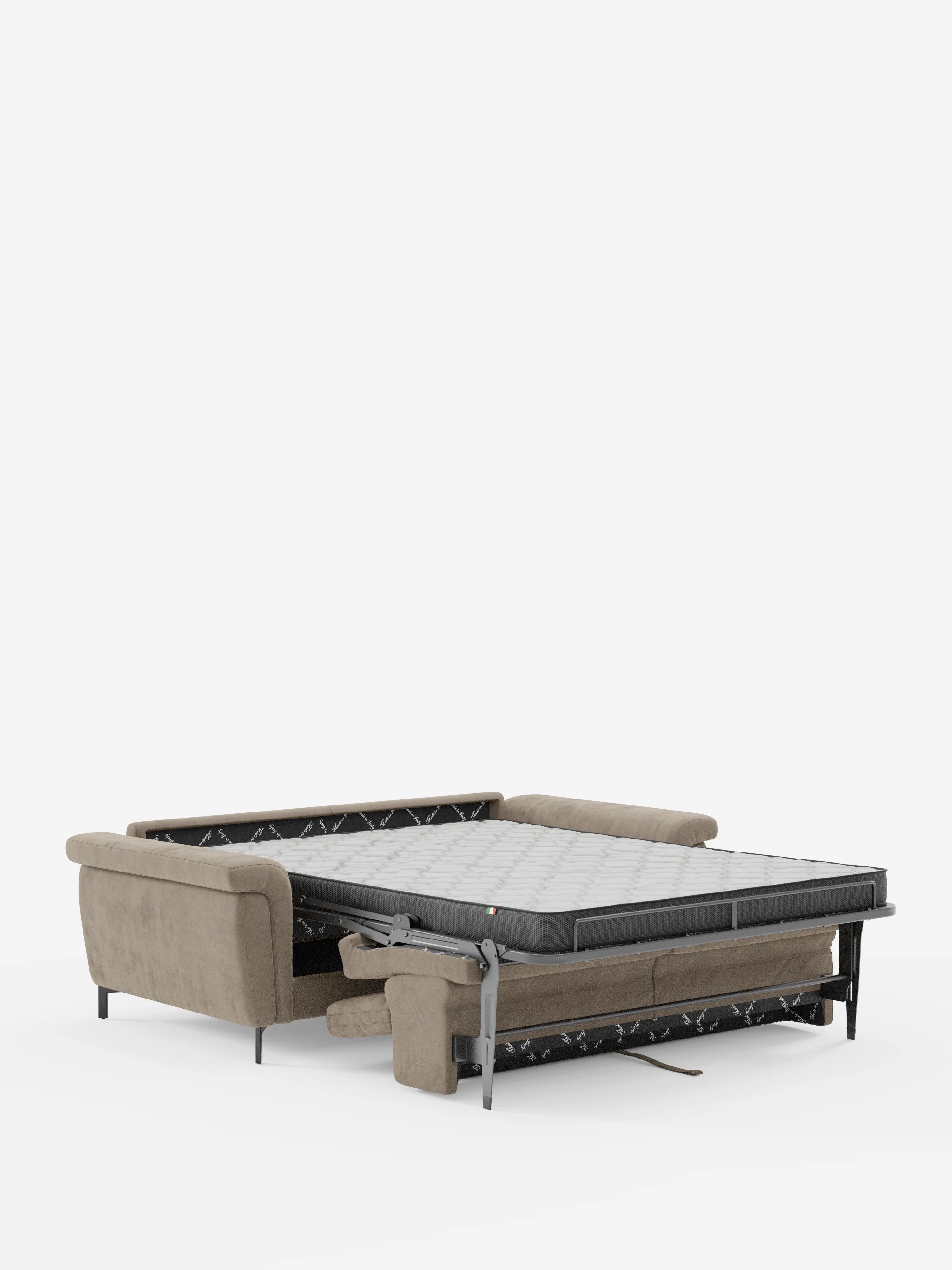 Il divano letto di design Capri di Divani.Store, rivestito in raffinato tessuto effetto velluto T30 resistente alle macchie, è esposto con il letto estraibile aperto. Caratterizzato da braccioli arrotondati e piedini alti, il divano letto mette in mostra il suo materasso sottile e la robusta struttura in metallo, sottolineandone l’artigianalità italiana e la versatile funzione trasformabile. Lo sfondo è bianco a tinta unita.