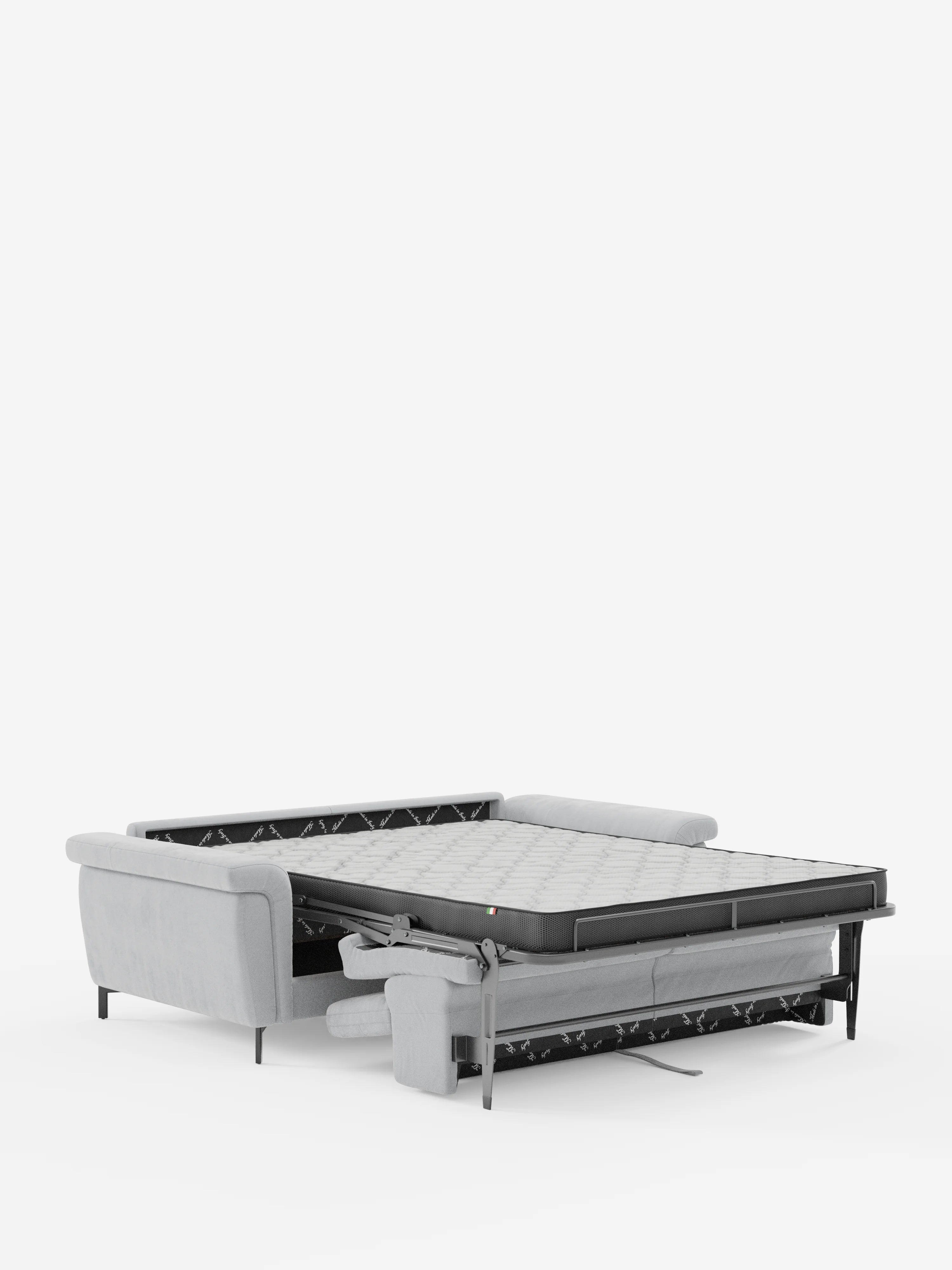 Un divano letto Capri di design, di colore grigio chiaro, realizzato da Divani.Store, caratterizzato da gambe alte nere e da un raffinato rivestimento in tessuto T30 effetto velluto resistente alle macchie, è raffigurato in posizione aperta con il materasso estraibile e il coprimaterasso trapuntato ben visibili su uno sfondo bianco a tinta unita. Questo divano letto di produzione italiana vanta uno stile elegante e un comfort pratico, grazie anche ai poggiatesta regolabili.