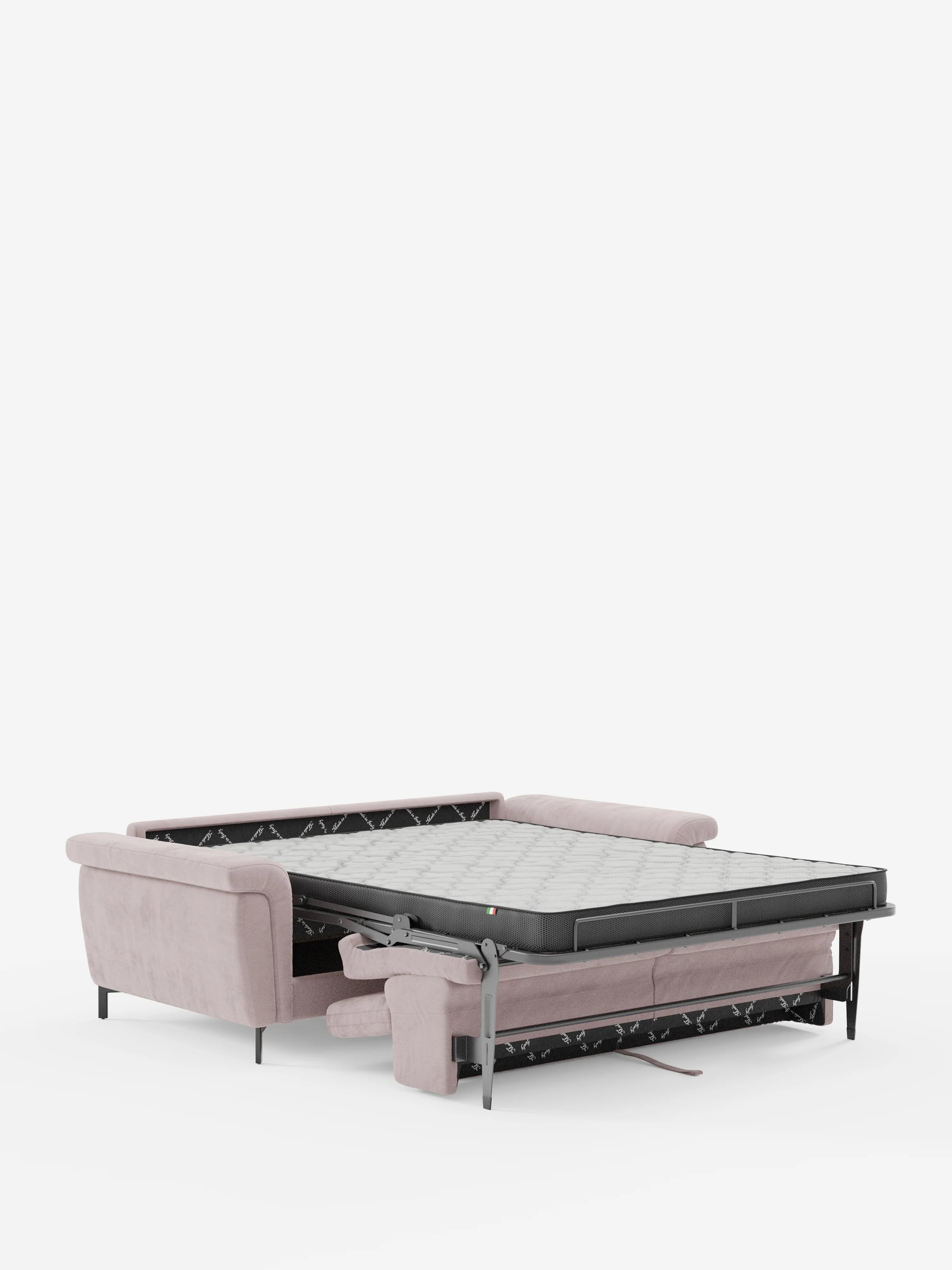 Il divano letto di design Capri con piedini alti di Divani.Store è presentato con il materasso esteso. Caratterizzato da braccioli bassi, eleganti gambe nere e una struttura del materasso sostenuta da robuste gambe in metallo, questo divano letto moderno e funzionale è rivestito in raffinato tessuto effetto velluto smacchiabile T30. La sua pregiata manifattura italiana e il poggiatesta reclinabile risaltano sullo sfondo bianco.