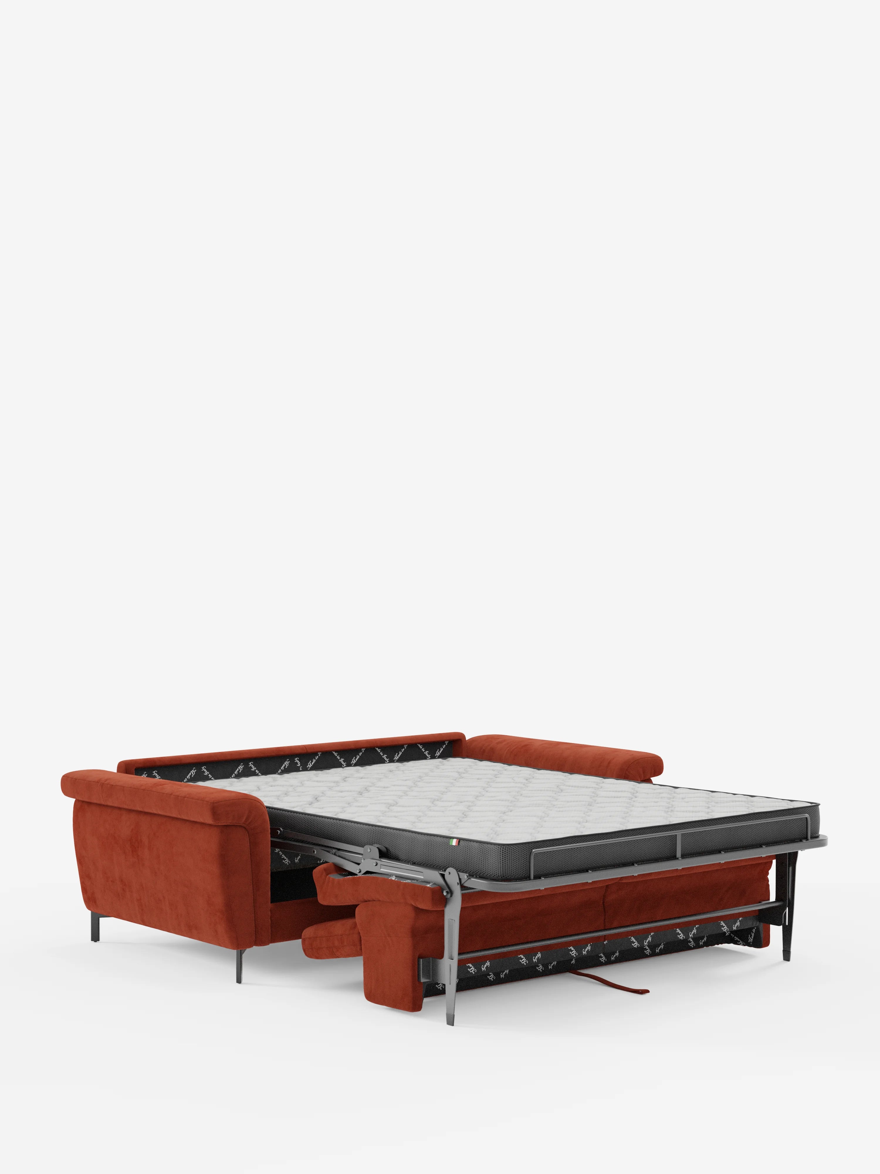 Un divano letto di design Capri color ruggine con piedini alti di Divani.Store, rivestito in raffinato tessuto effetto velluto smacchiabile T30 e dotato di poggiatesta reclinabili, è raffigurato parzialmente aperto per mostrare un materasso estraibile queen-size su una struttura in metallo, su uno sfondo bianco. Questo complemento d’arredo incarna la qualità e l’eleganza della manifattura italiana.