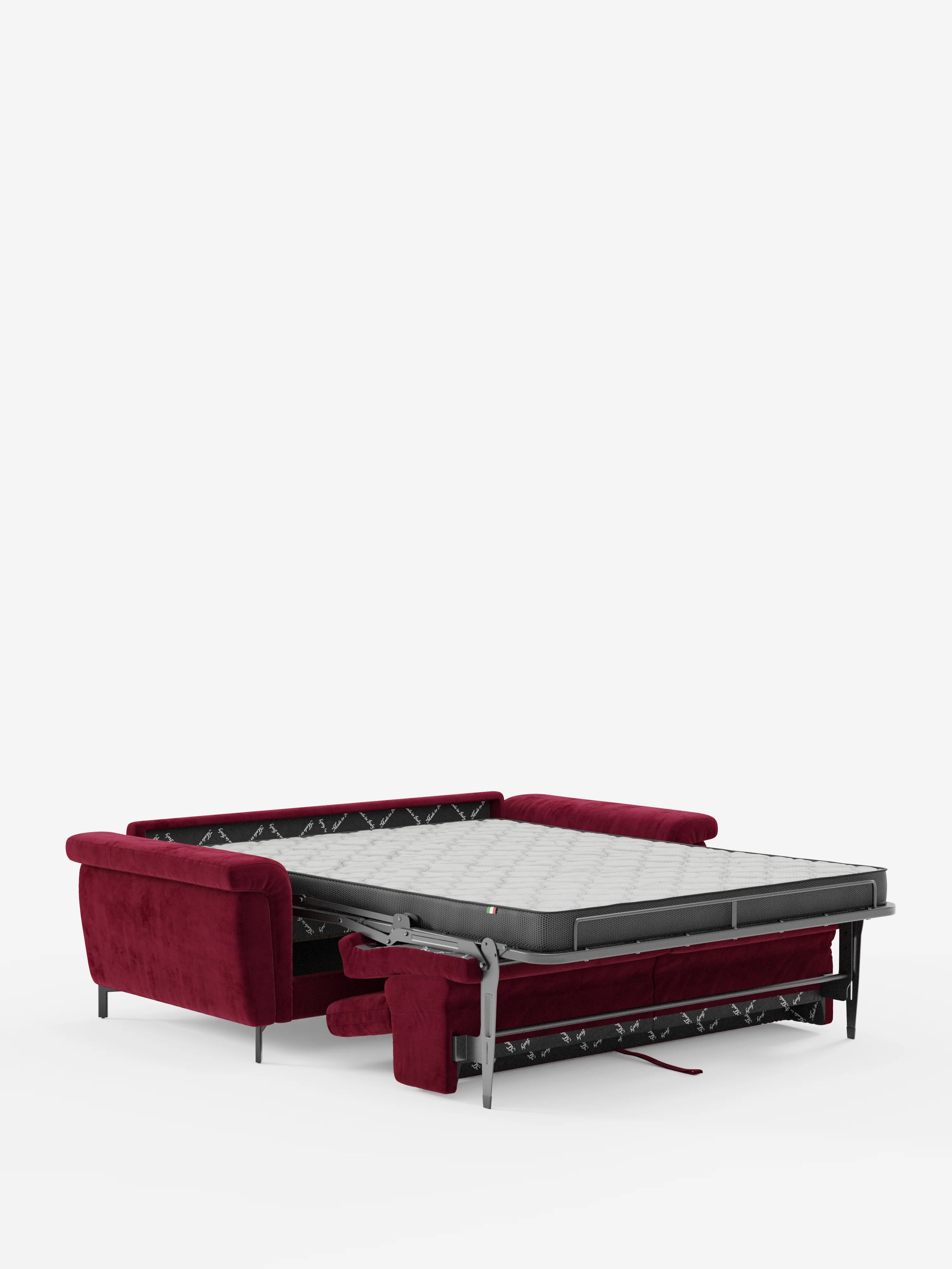 Il divano letto di design Capri con piedini alti di Divani.Store è presentato nella versione aperta a letto, con i suoi eleganti braccioli arrotondati e i poggiatesta reclinabili rivestiti in raffinato tessuto effetto velluto smacchiabile T30. Il materasso si estende verso l’esterno, sostenuto da slanciate gambe in metallo, mentre lo schienale e i fianchi mantengono la forma del divano, incarnando la raffinata manifattura italiana su uno sfondo bianco a tinta unita.
