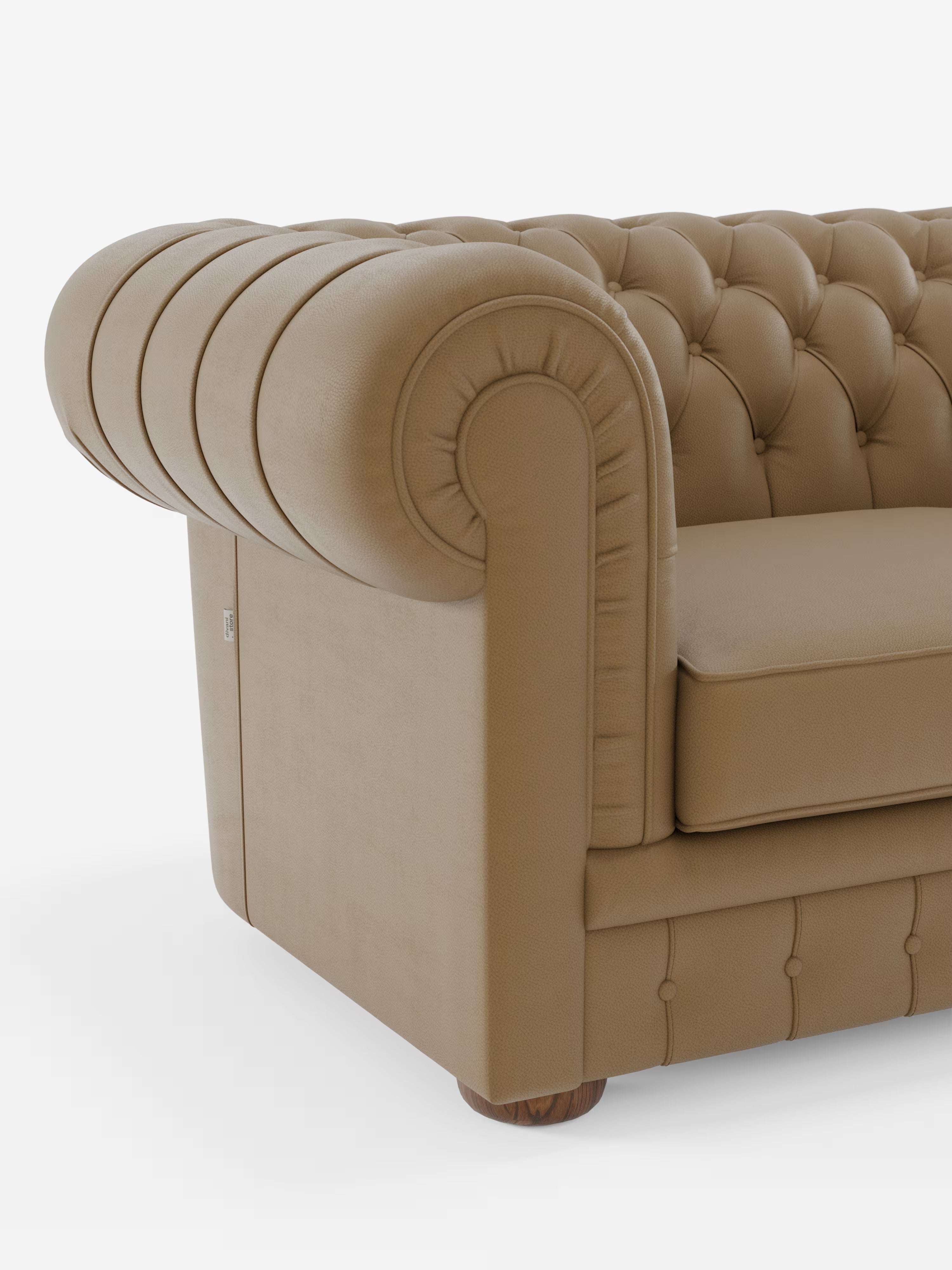 Primo piano del bracciolo destro del modello Chester – Divano Chesterfield in vera pelle spessorata a 2 e 3 posti di Divani.Store. Il bracciolo in pelle color cuoio presenta un bordo arrotondato e una profonda trapuntatura, in armonia con il classico schienale trapuntato. Questo divano Chesterfield presenta piedini in legno e un cuscino di seduta liscio, che risalta su uno sfondo bianco a tinta unita.