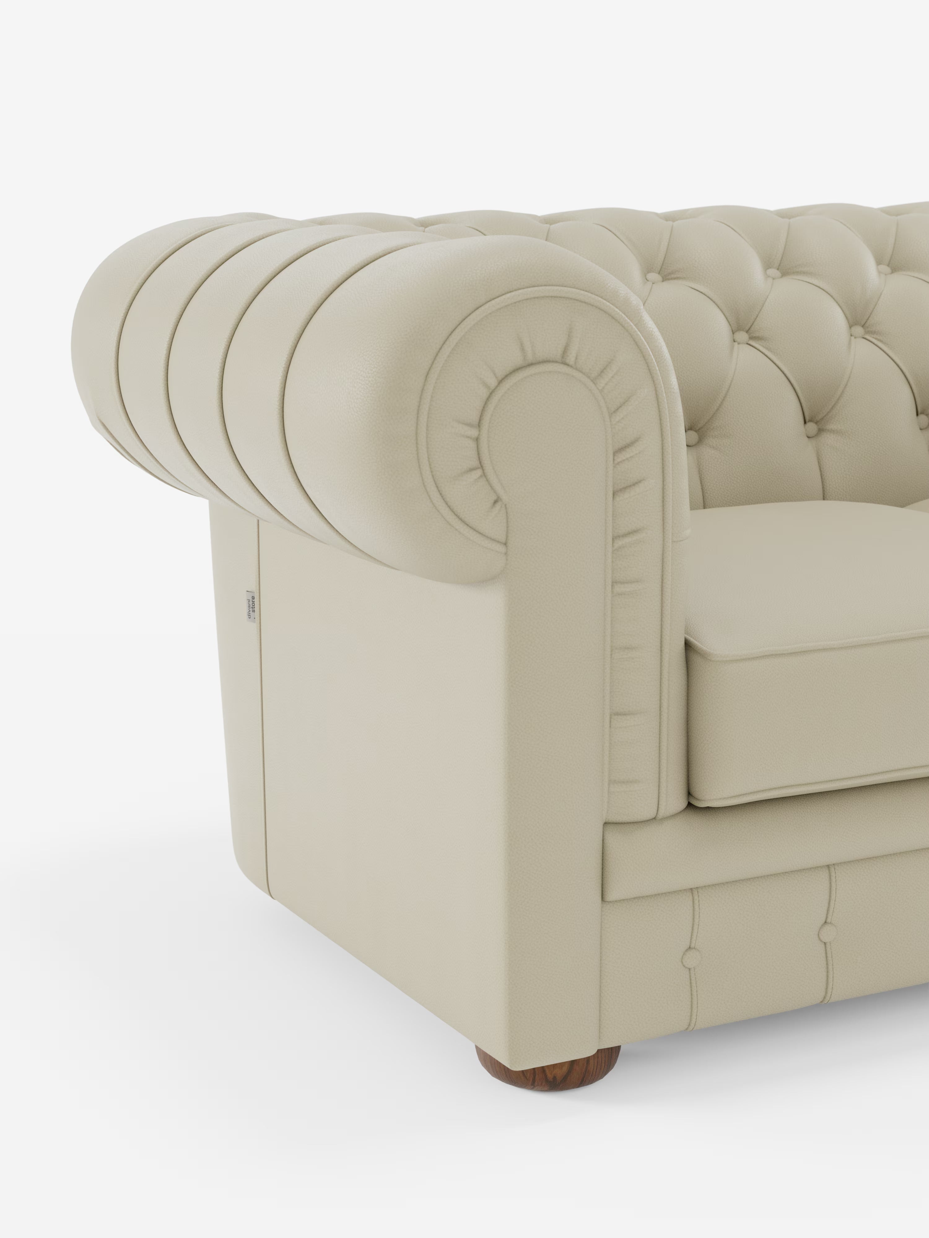 Ecco una versione riscritta utilizzando i dati del tuo prodotto: Primo piano del Chester 4 Posti 3 sedute in Vera Pelle – Chesterfield Capitonné Artigianale di Divani.Il divano presenta lo schienale e i braccioli trapuntati con bottoni profondi, braccioli elegantemente arrotondati, cuscini di seduta lisci e piedini in legno, realizzati in vera pelle artigianale. L’immagine è isolata su sfondo bianco.