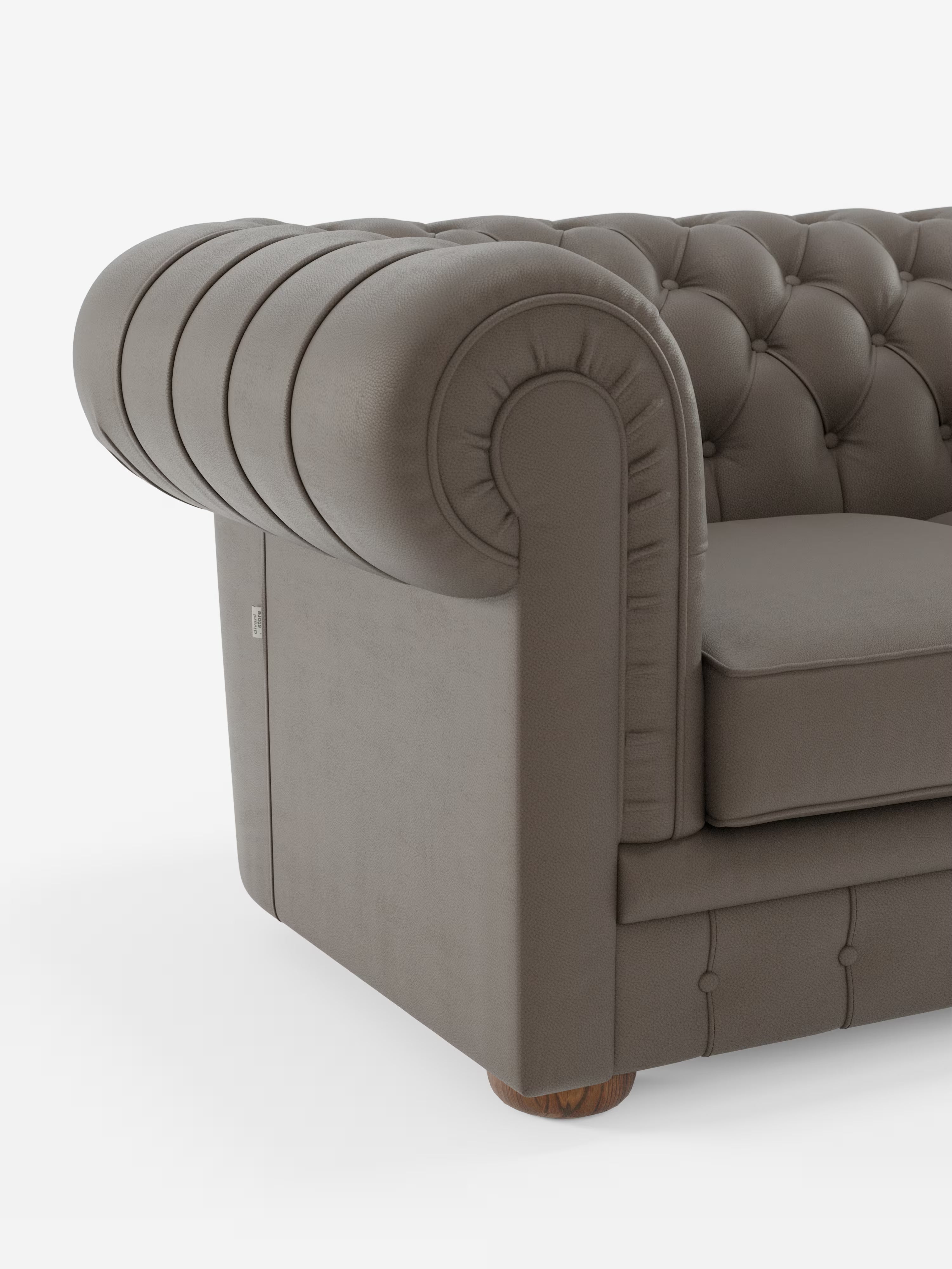 Primo piano del divano Chester 4 Posti 3 sedute in Vera Pelle – Chesterfield Capitonné Artigianale di Divani.Store, caratterizzato da pelle marrone trapuntata, braccioli arrotondati, profondi bottoni decorativi, cuscino di seduta liscio e piedini rotondi in legno — il tutto sapientemente realizzato in Italia — su sfondo bianco.