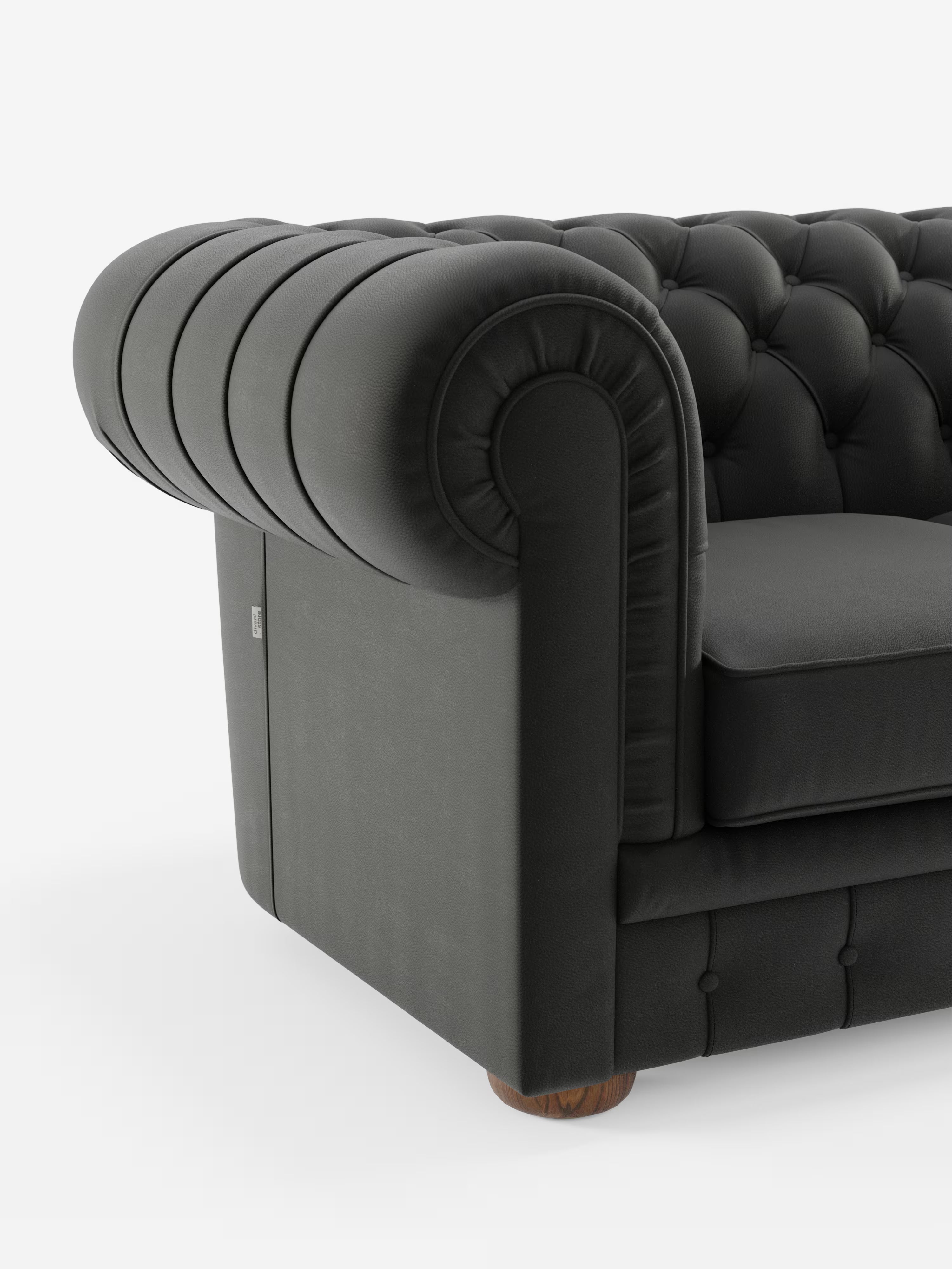 Primo piano del bracciolo sinistro e della seduta del divano Chester 4 Posti 3 sedute in Vera Pelle – Chesterfield Capitonné Artigianale di Divani.Store, caratterizzato da un design in pelle nera trapuntata con bracciolo ricurvo e schienale bottonato, su uno sfondo bianco a tinta unita. Realizzato con maestria artigianale in vera pelle, il piede in legno è visibile nella parte inferiore.
