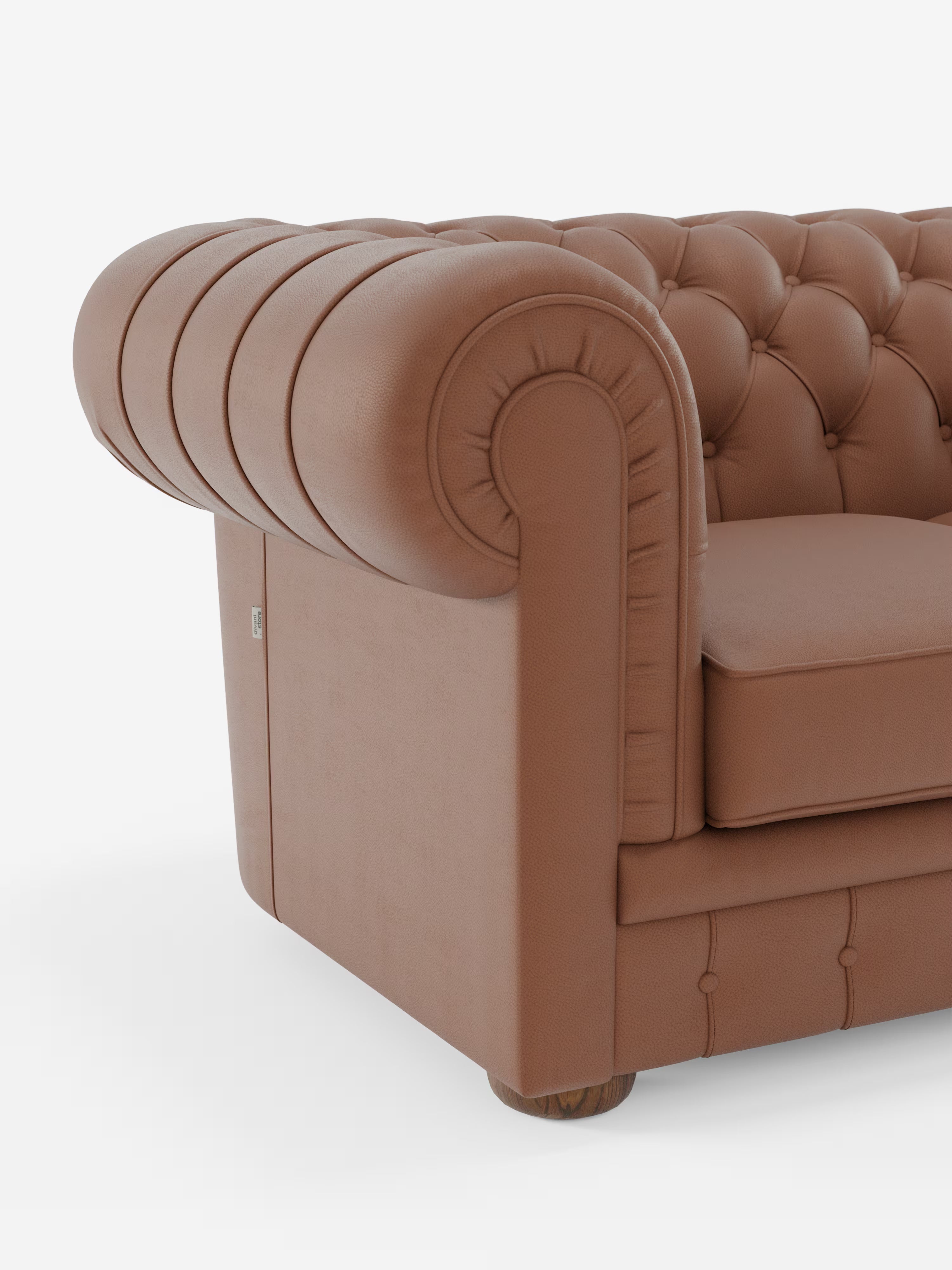 Primo piano del bracciolo sinistro e dello schienale del divano Chester 4 Posti 3 sedute in Vera Pelle – Chesterfield Capitonné Artigianale di Divani.Store. Il bracciolo arrotondato e imbottito, insieme alla profonda trapuntatura a bottoni dello schienale, mette in risalto la classica lavorazione artigianale. Il divano presenta una gamba corta e arrotondata in legno ed è posizionato su uno sfondo bianco a tinta unita.