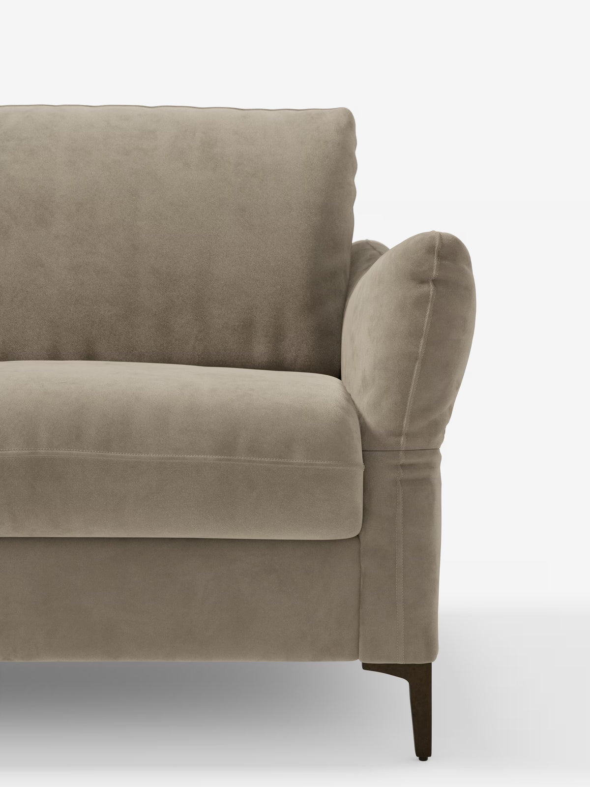 La foto mostra il lato destro di un divano letto Dalia color taupe di Divani.Store, rivestito in moderno tessuto vellutato antimacchia T30, caratterizzato da morbidi cuscini di seduta e schienale, un bracciolo arrotondato e imbottito e gambe in legno scuro affusolate, su uno sfondo bianco a tinta unita. È visibile solo metà del divano.
