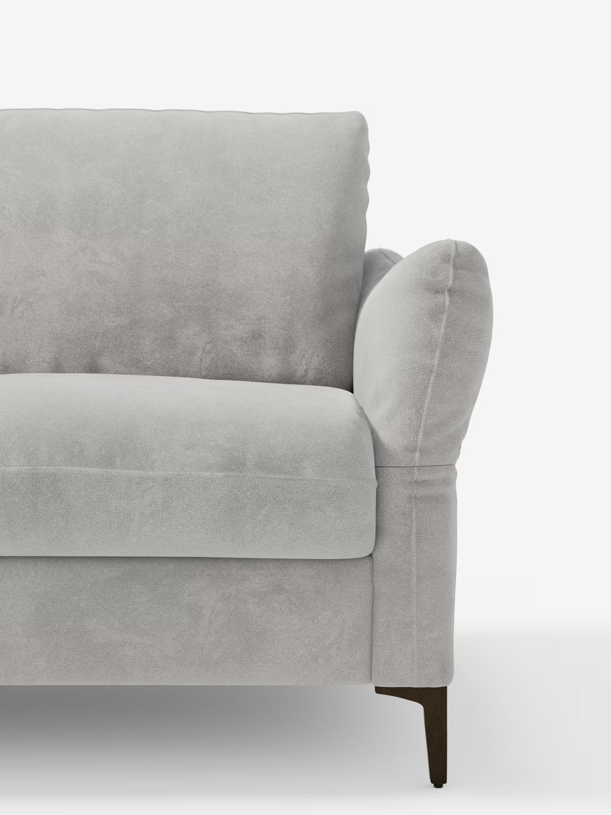 Immagine ritagliata del moderno divano letto Dalia in grigio chiaro di Divani.Store, rivestito in tessuto vellutino T30 antimacchia, caratterizzato da morbidi cuscini, braccioli ricurvi e gambe in legno scuro, il tutto su uno sfondo bianco.