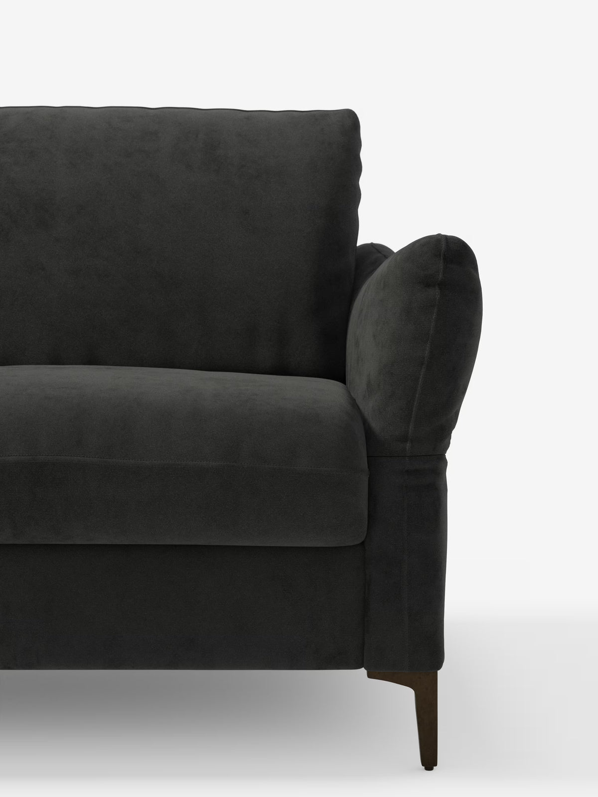 Primo piano della metà destra di un divano letto Dalia da 2, 3 e 4 posti con materasso H18 di Divani.Store, color grigio antracite scuro, caratterizzato da morbidi cuscini, braccioli arrotondati e sottili gambe in legno, rivestito in moderno tessuto vellutato smacchiabile T30 su uno sfondo bianco a tinta unita.