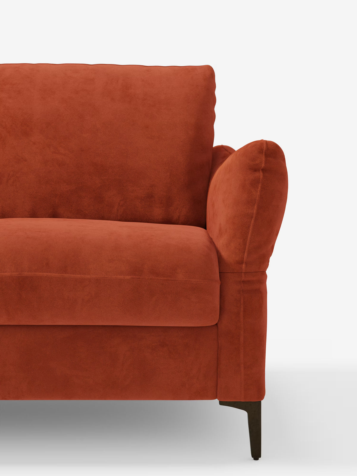 Un primo piano del lato destro del divano letto Dalia color ruggine di Divani.Store — rivestito con il moderno tessuto T30 vellutino, resistente alle macchie — mette in risalto la morbida seduta e lo schienale, i braccioli arrotondati e le gambe in legno scuro su uno sfondo bianco a tinta unita; questo invitante divano letto è disponibile nelle versioni a 2, 3 o 4 posti con materasso H18 ed è un esempio perfetto del comfort e delle linee pulite del design scandinavo.