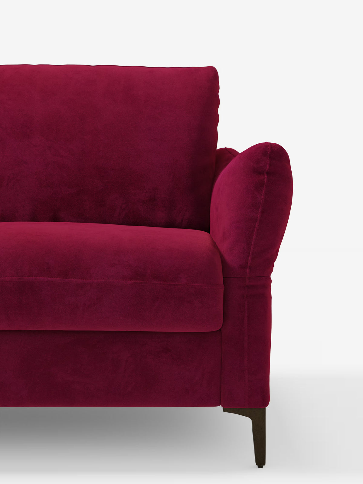 Un lussuoso divano letto Dalia di Divani.Store, in un intenso rosso scuro, rivestito in moderno velluto T30 antimacchia, è raffigurato con schienale e braccioli morbidi e arrotondati. Il divano presenta eleganti gambe in legno scuro ed è posizionato su uno sfondo bianco a tinta unita. Nell’immagine è visibile solo la metà sinistra del divano letto Dalia.